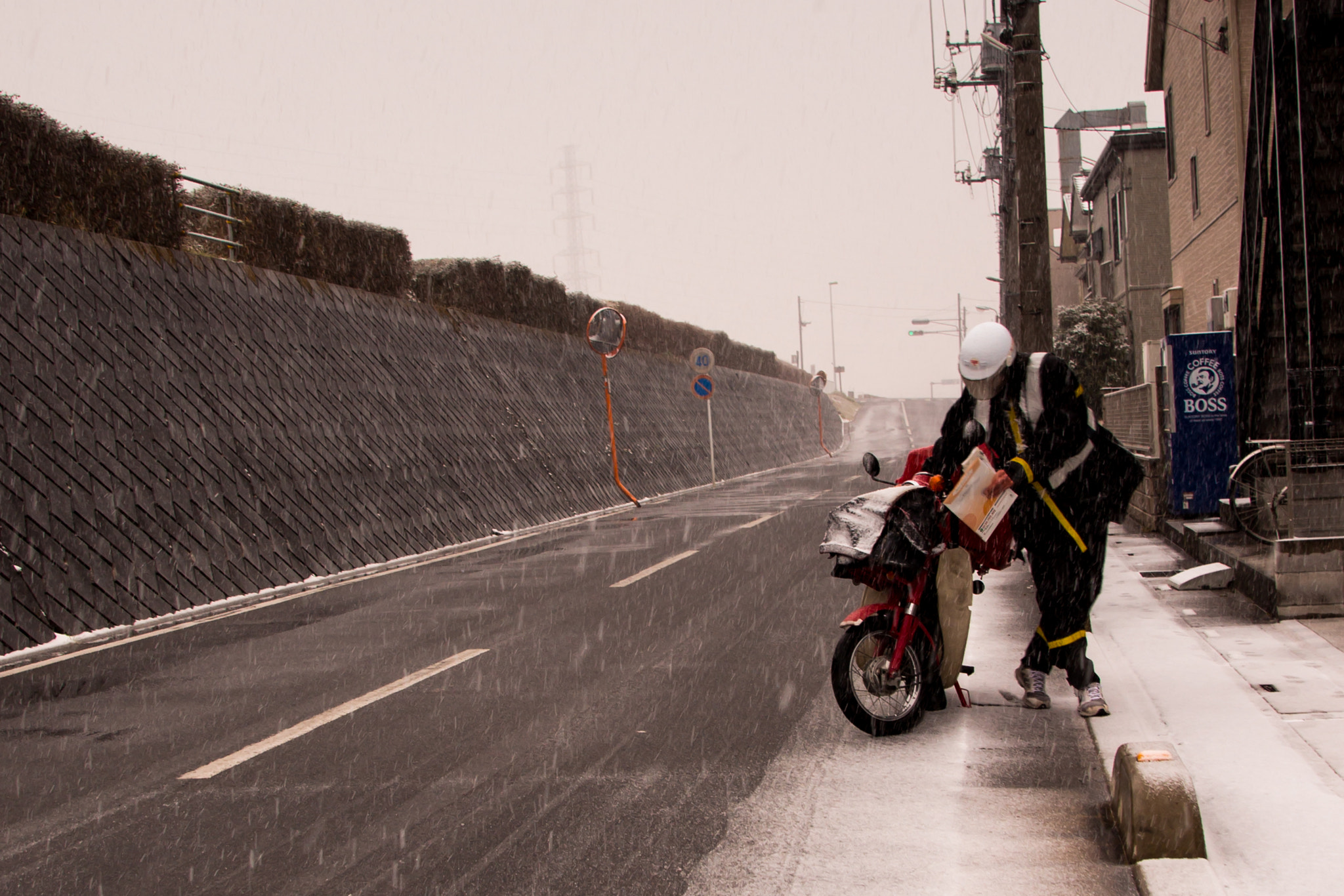 Canon EOS 650D (EOS Rebel T4i / EOS Kiss X6i) sample photo. Postman in the snow photography