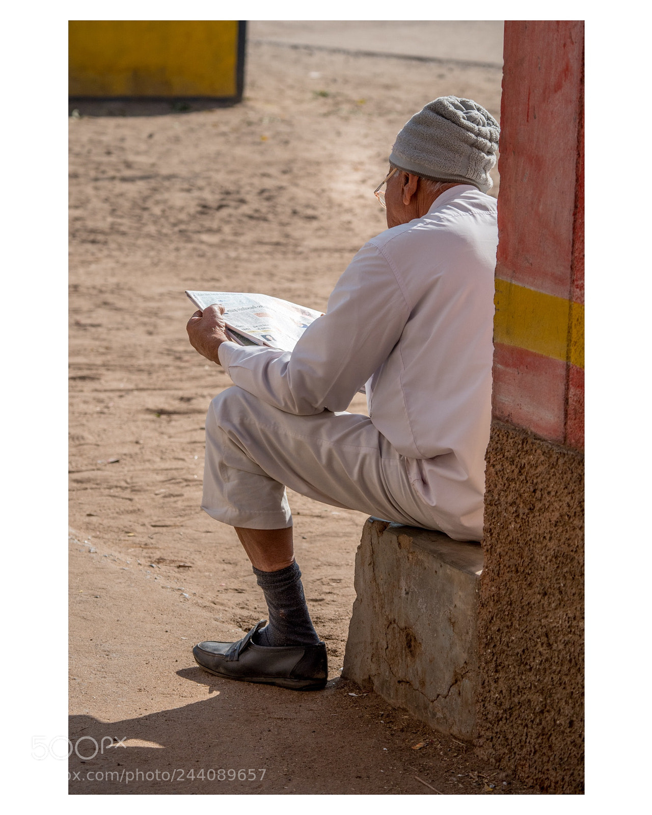 Olympus PEN-F sample photo. Man reading the newspaper photography