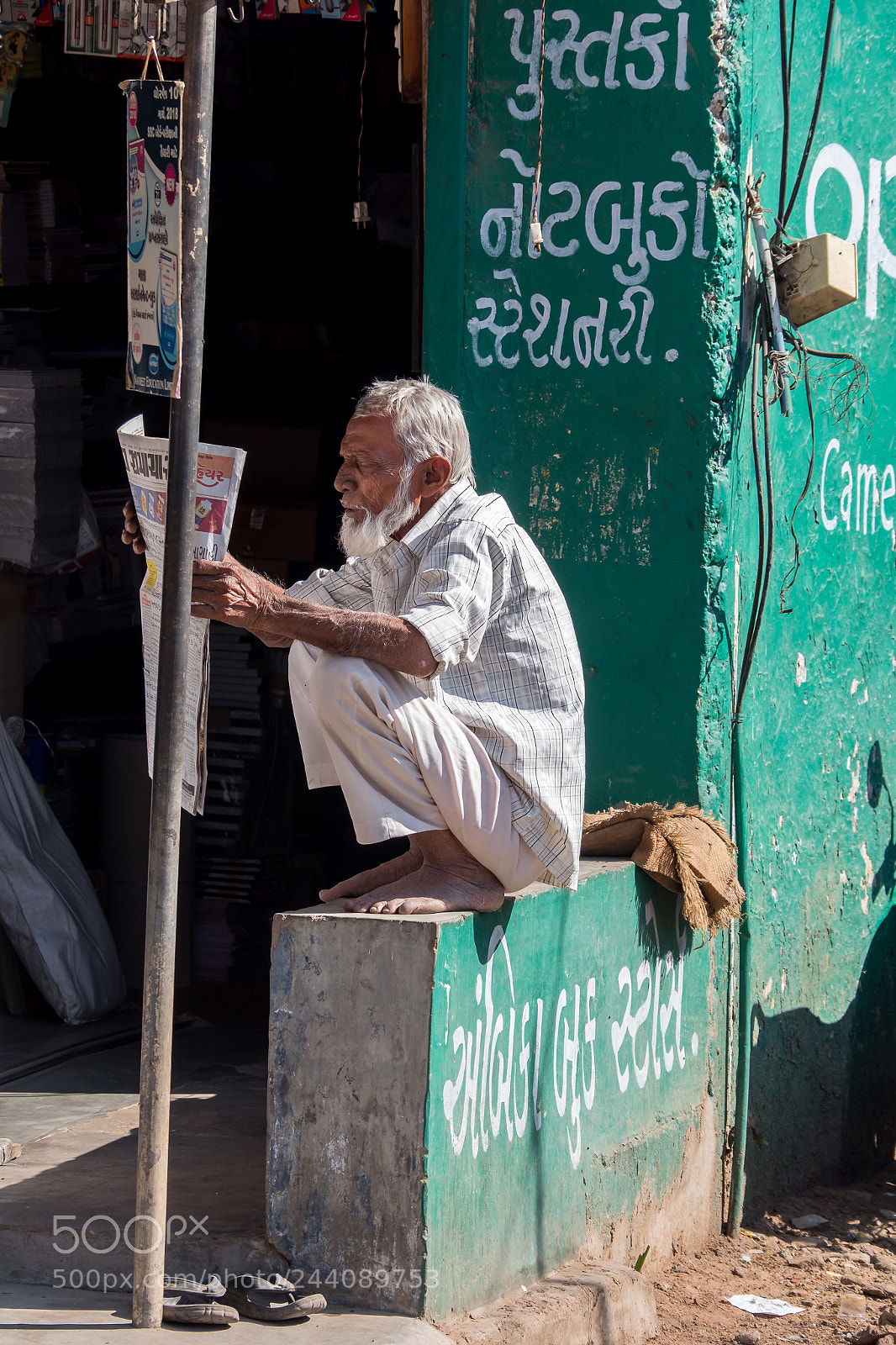 Olympus PEN-F sample photo. Man reading the newspaper photography