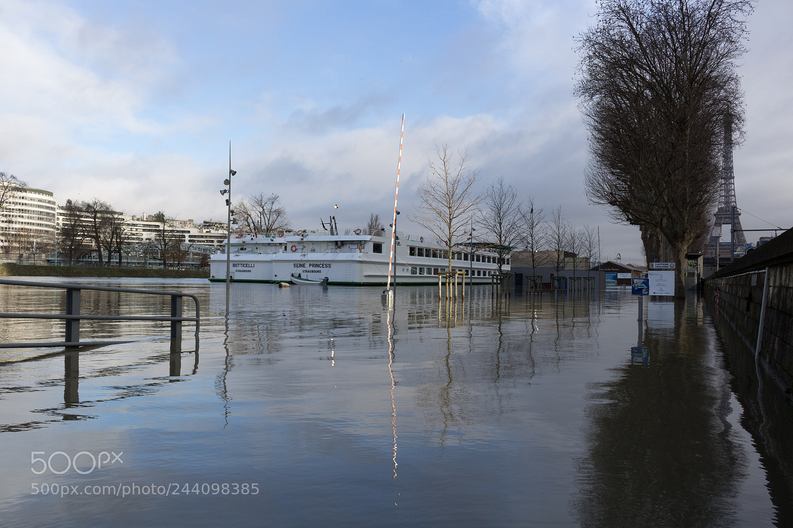 Canon EOS 100D (EOS Rebel SL1 / EOS Kiss X7) sample photo. Paris floods january 2018 photography