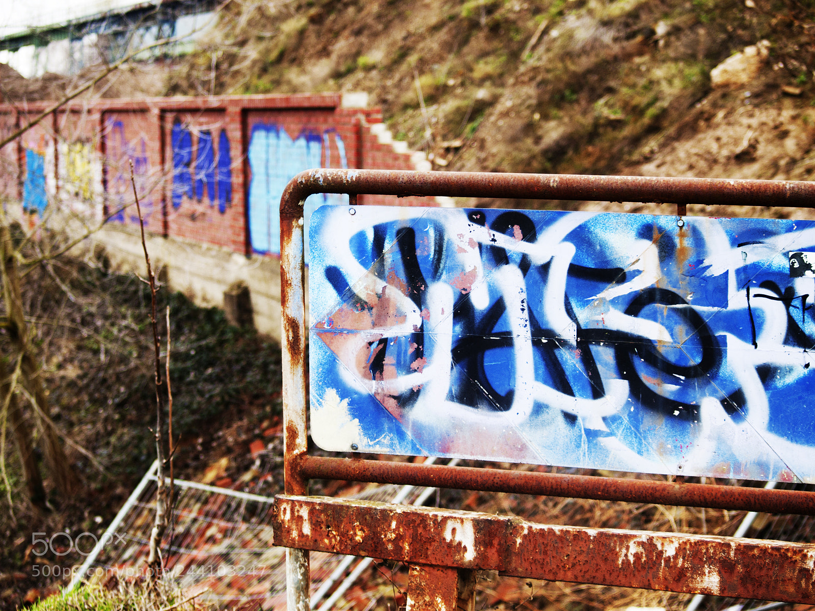 Olympus E-450 (EVOLT E-450) sample photo. Rusty sign photography