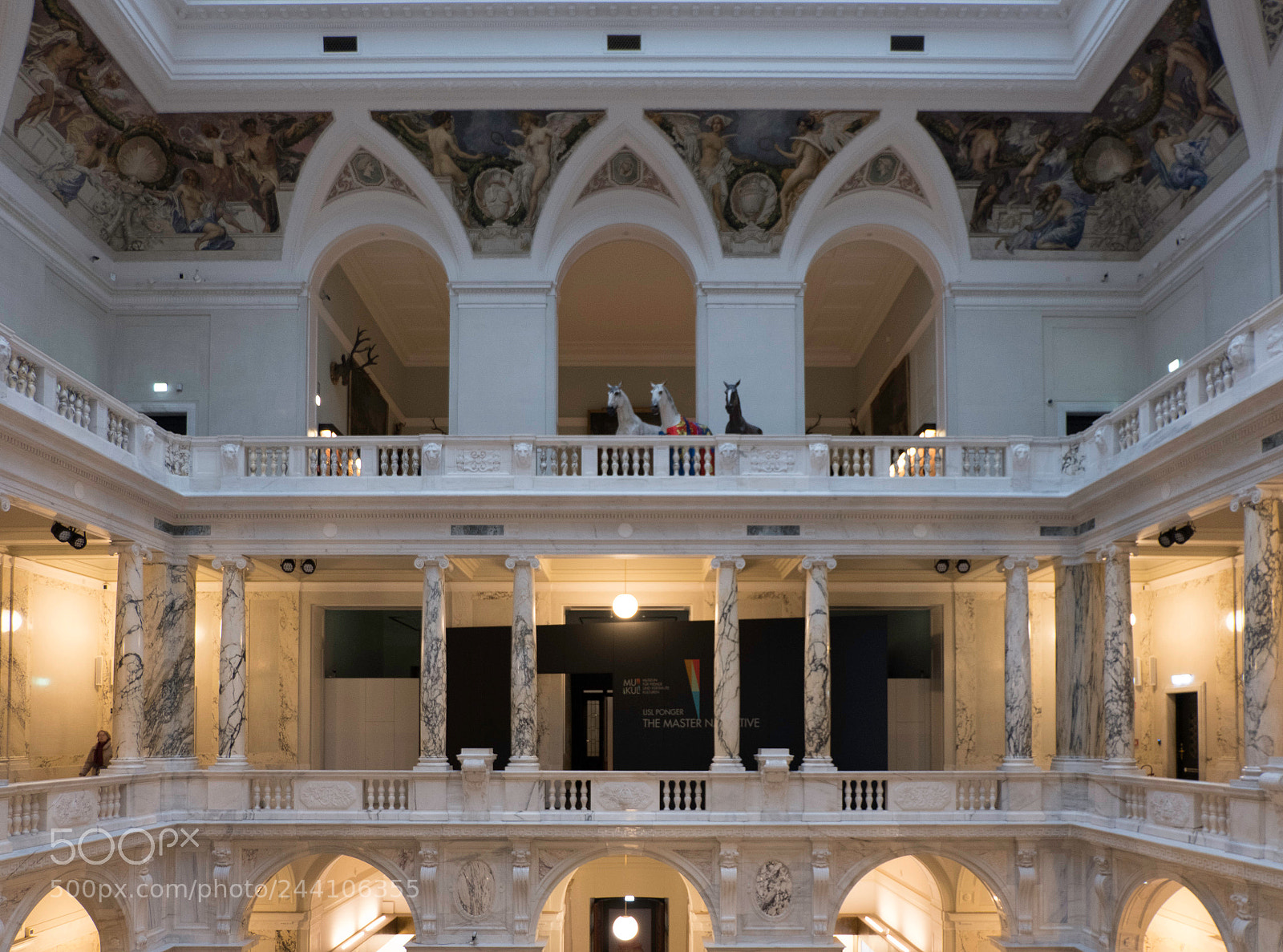 Fujifilm X-T20 sample photo. Central hall photography