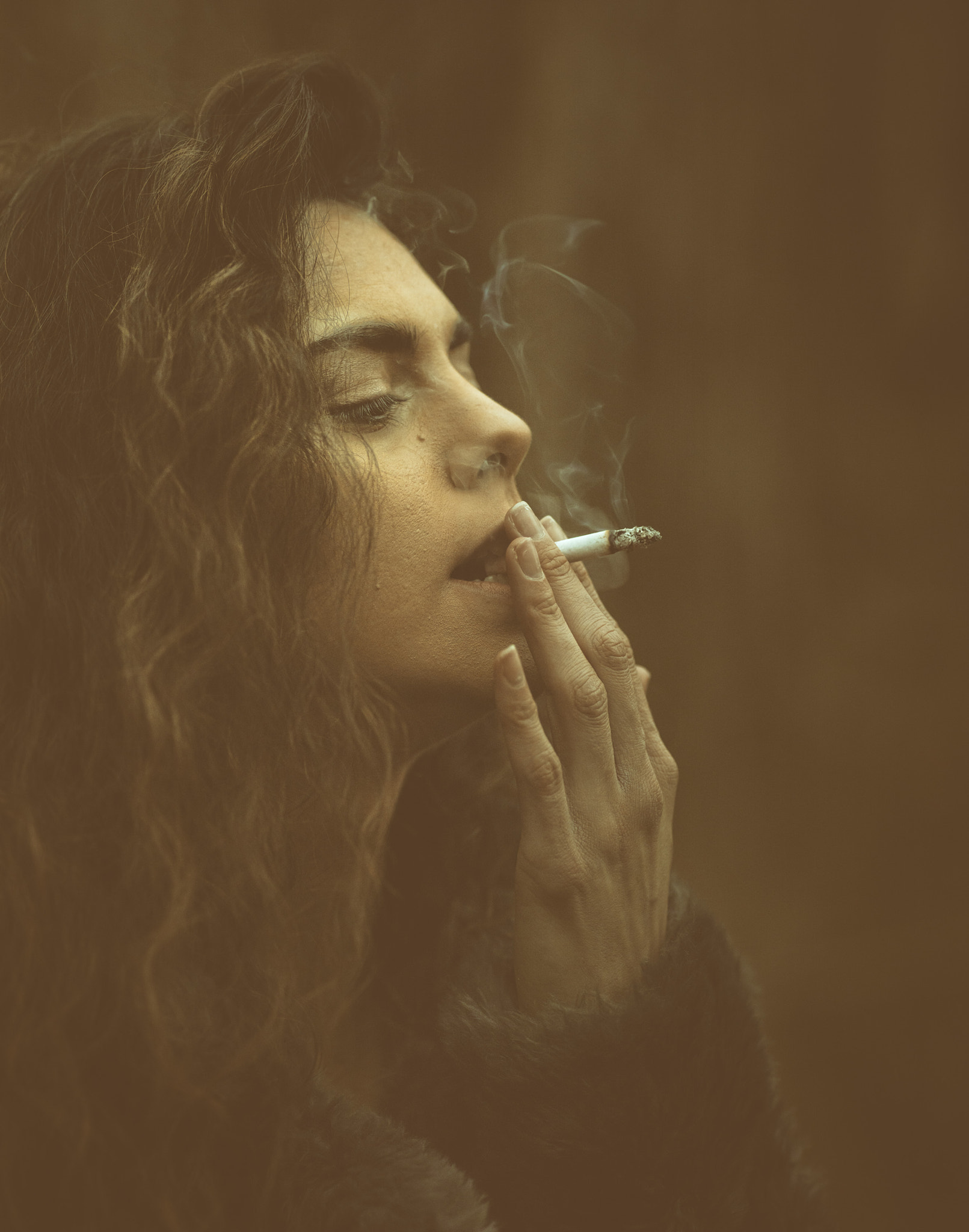 Phase One IQ180 sample photo. Smoking lady photography
