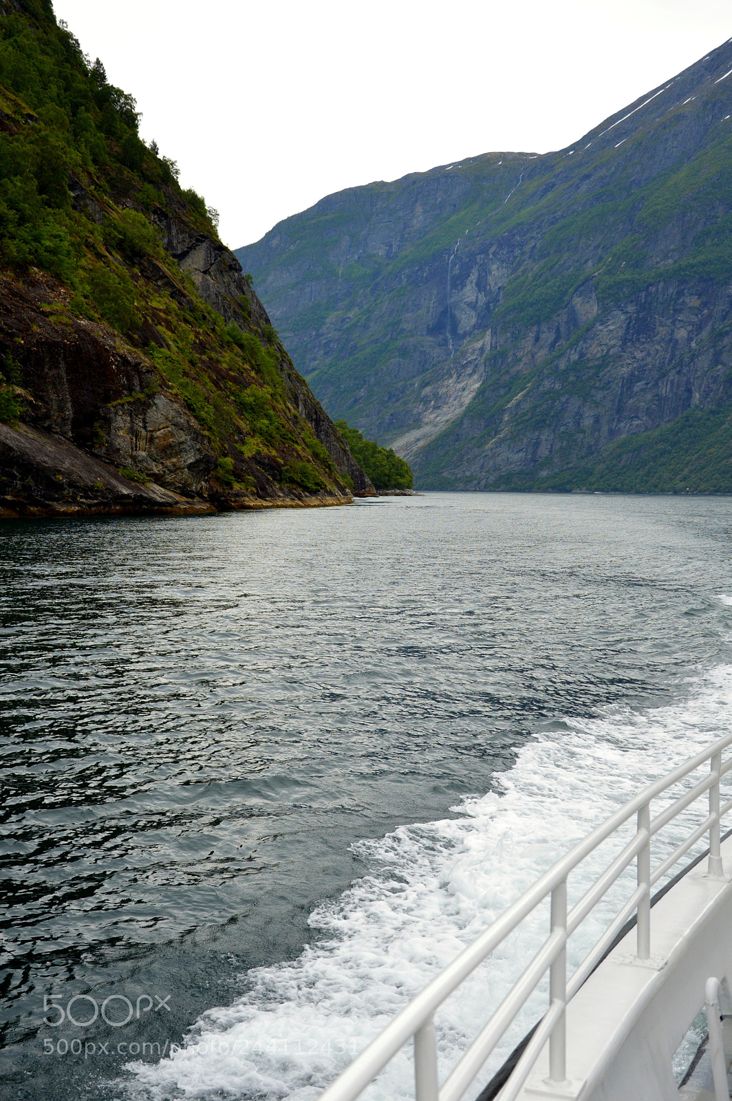 Nikon D3200 sample photo. On the way back photography