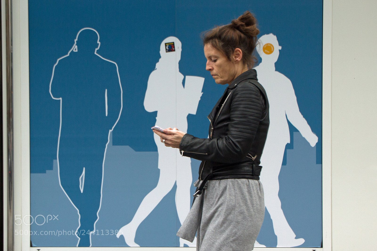 Canon EOS 60D sample photo. Framed in the street photography