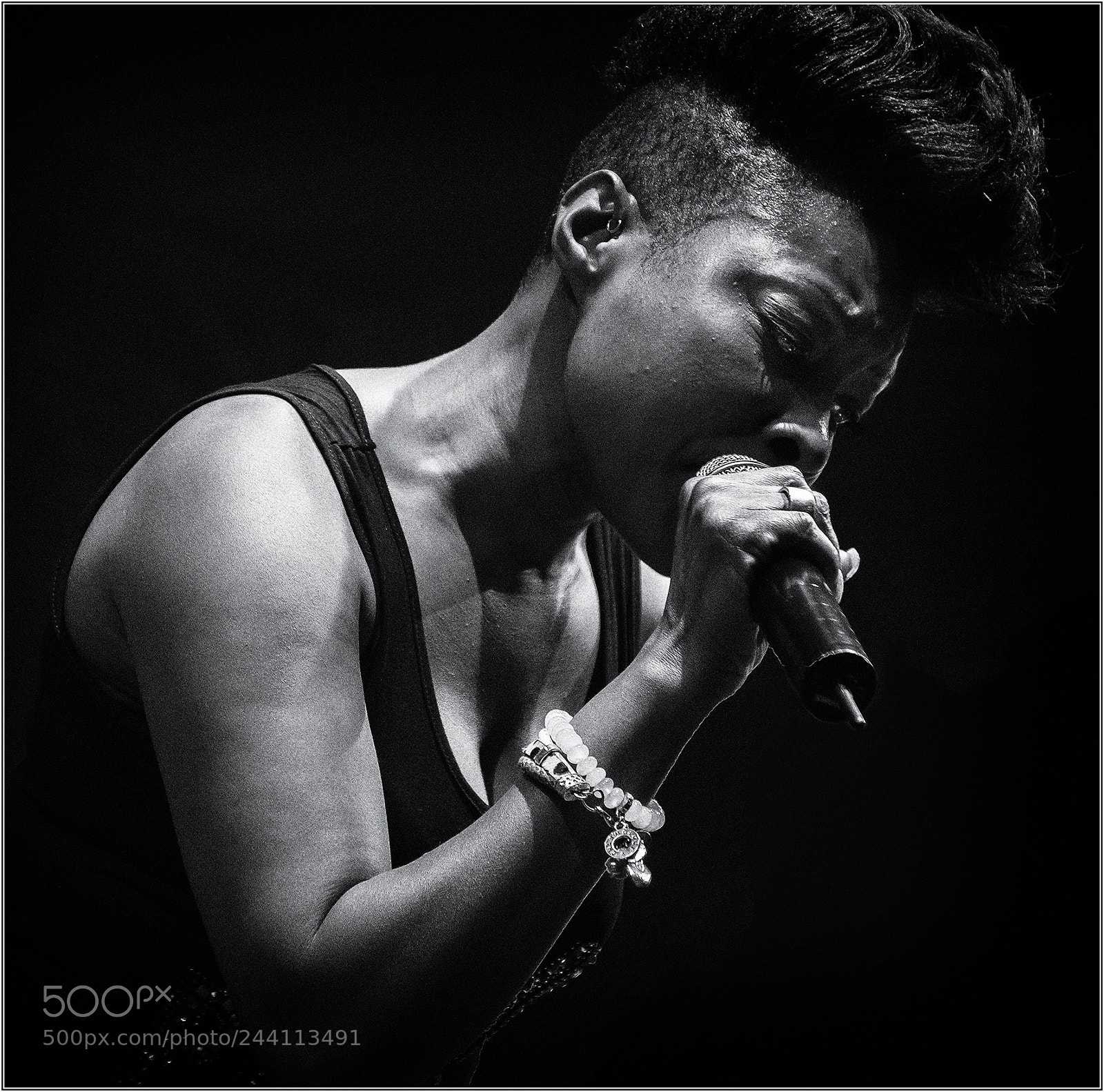 Canon EOS 7D Mark II sample photo. Lady sings the blues photography