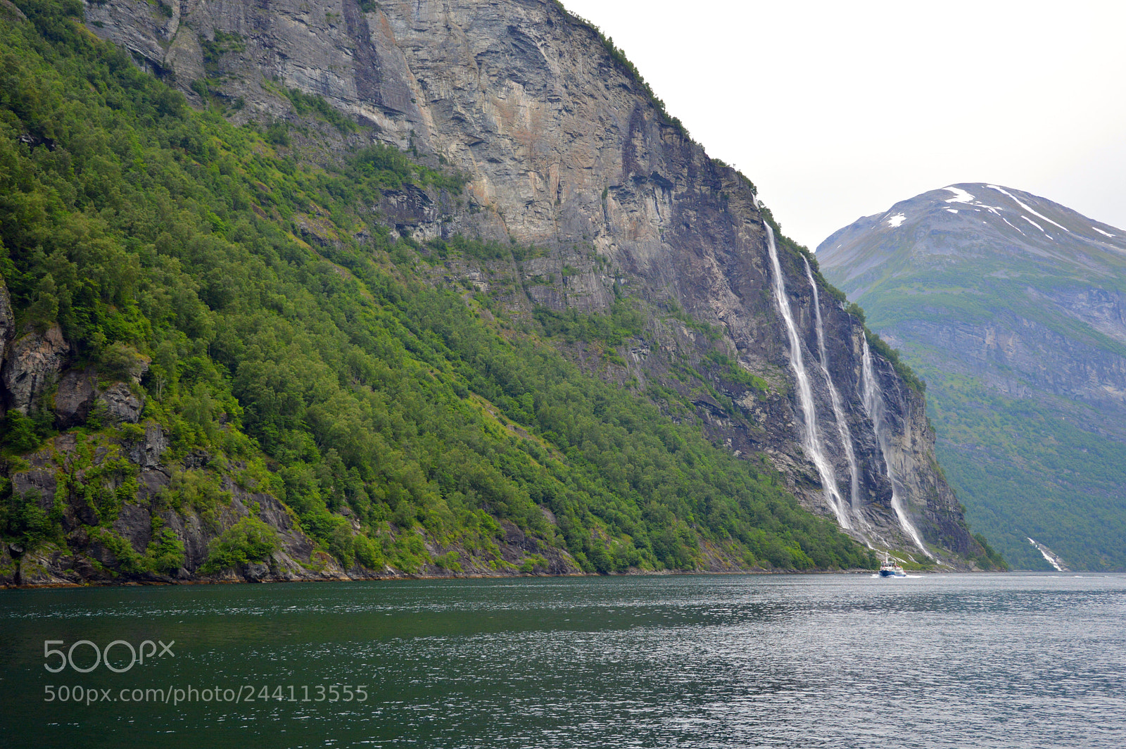 Nikon D3200 sample photo. Small boat photography