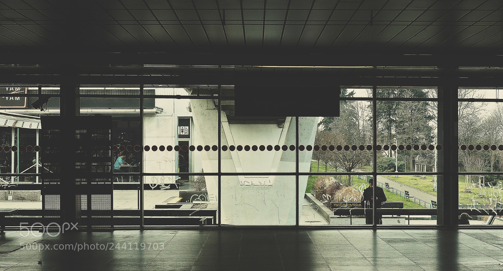 Olympus OM-D E-M5 II sample photo. Metro praga photography