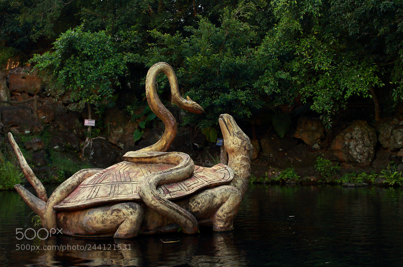 Canon EOS 100D (EOS Rebel SL1 / EOS Kiss X7) sample photo. Statue of a turtle photography