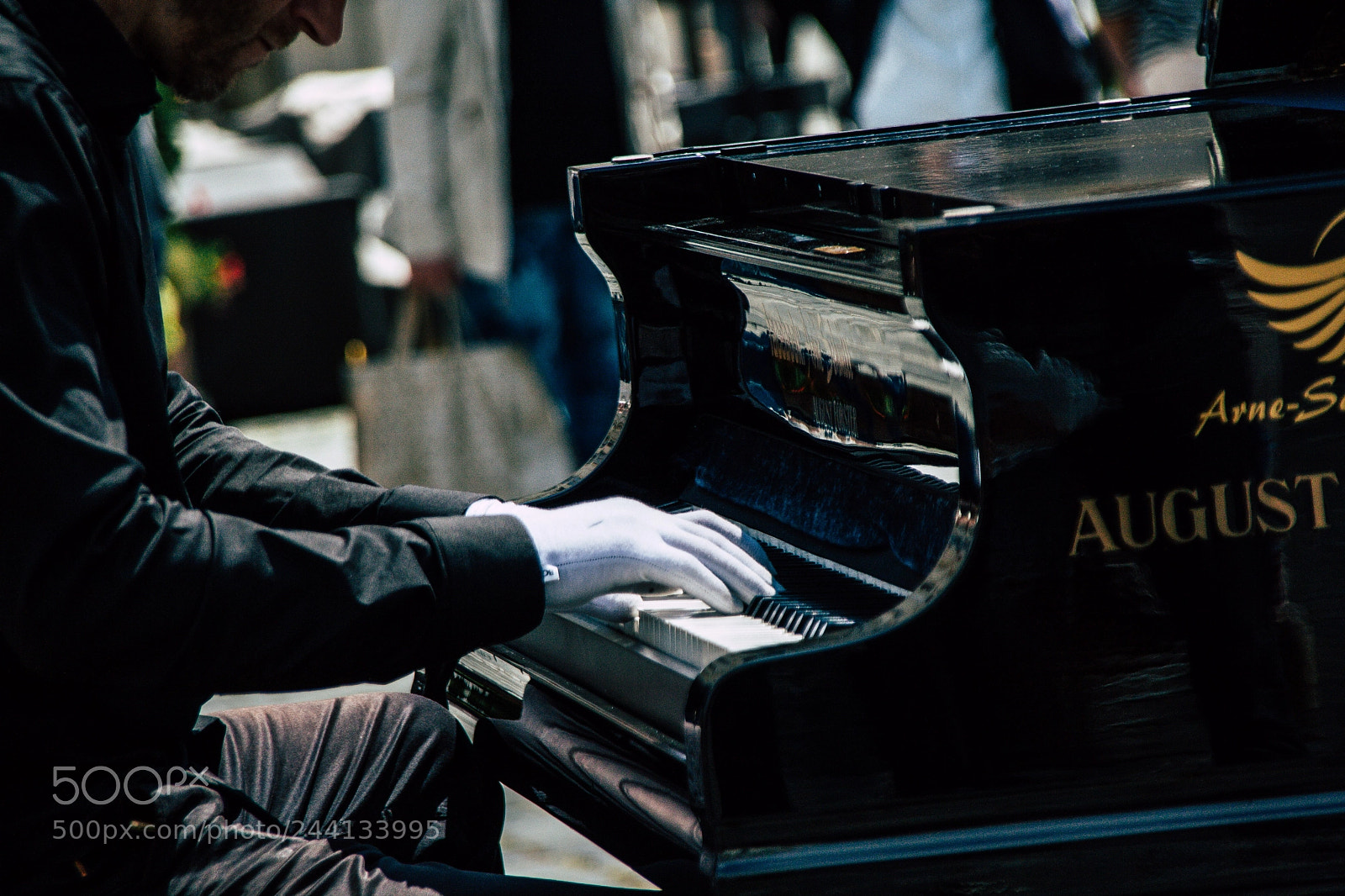 Canon EOS 1000D (EOS Digital Rebel XS / EOS Kiss F) sample photo. Piano player photography