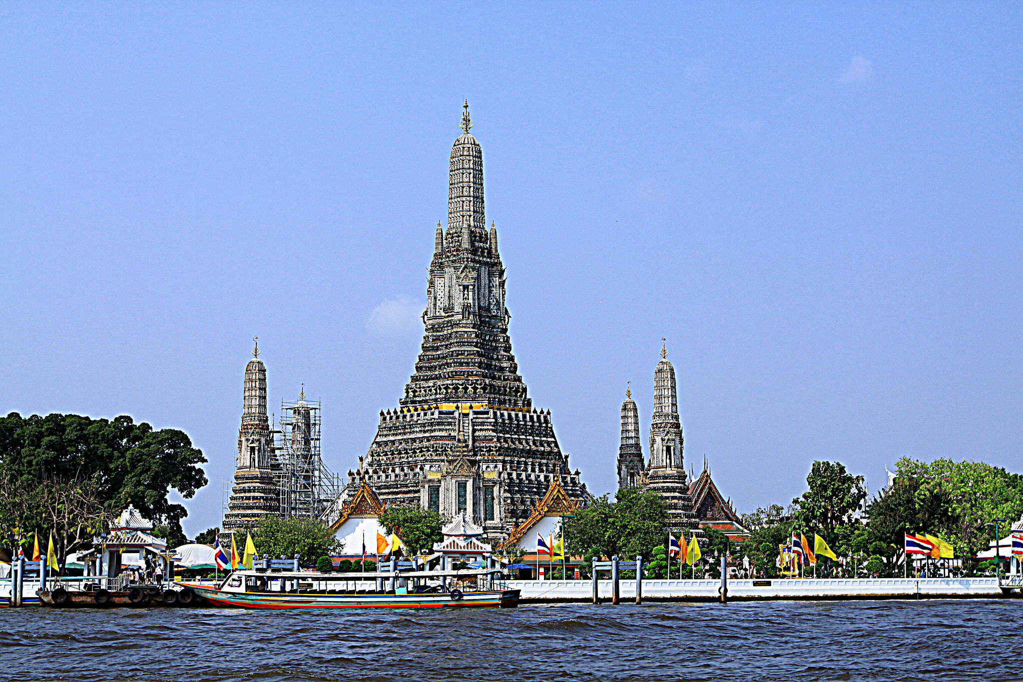 Canon EOS 50D + Canon EF 24-70mm F2.8L USM sample photo. Wat arun photography