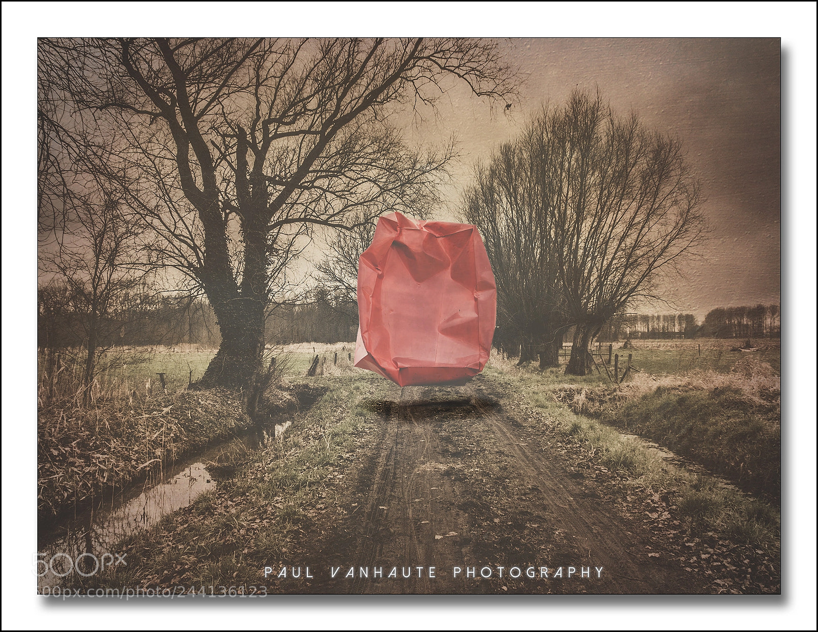 Fujifilm X30 sample photo. The floating red box photography
