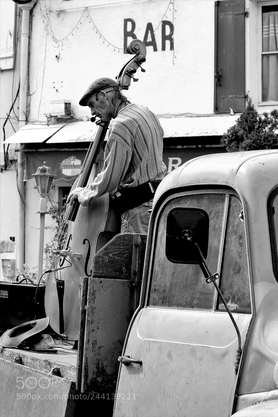 Canon EOS 650D (EOS Rebel T4i / EOS Kiss X6i) sample photo. Busker on a truck photography