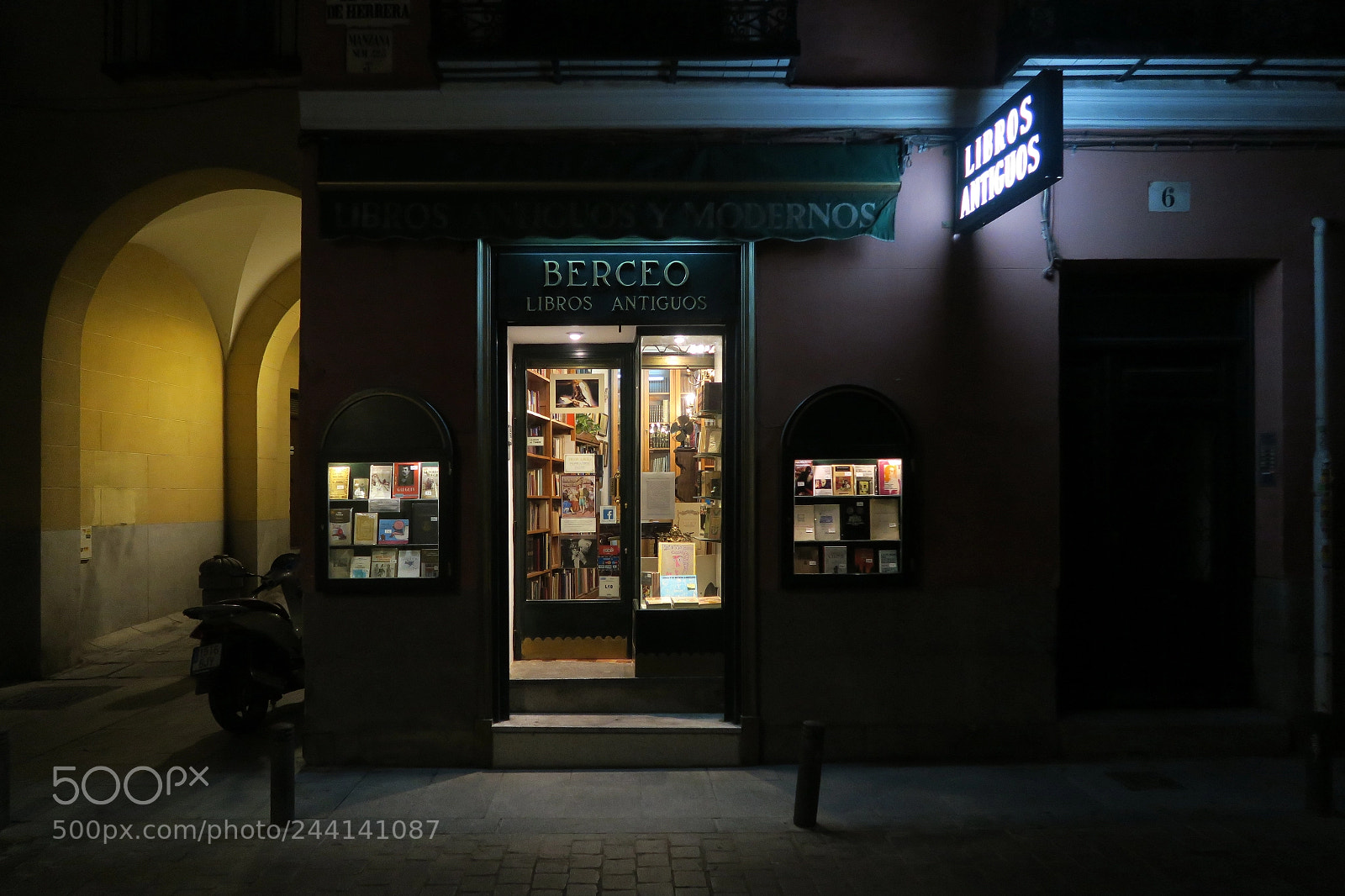 Canon PowerShot G7 X sample photo. Selected second-hand bookstore, madrid photography