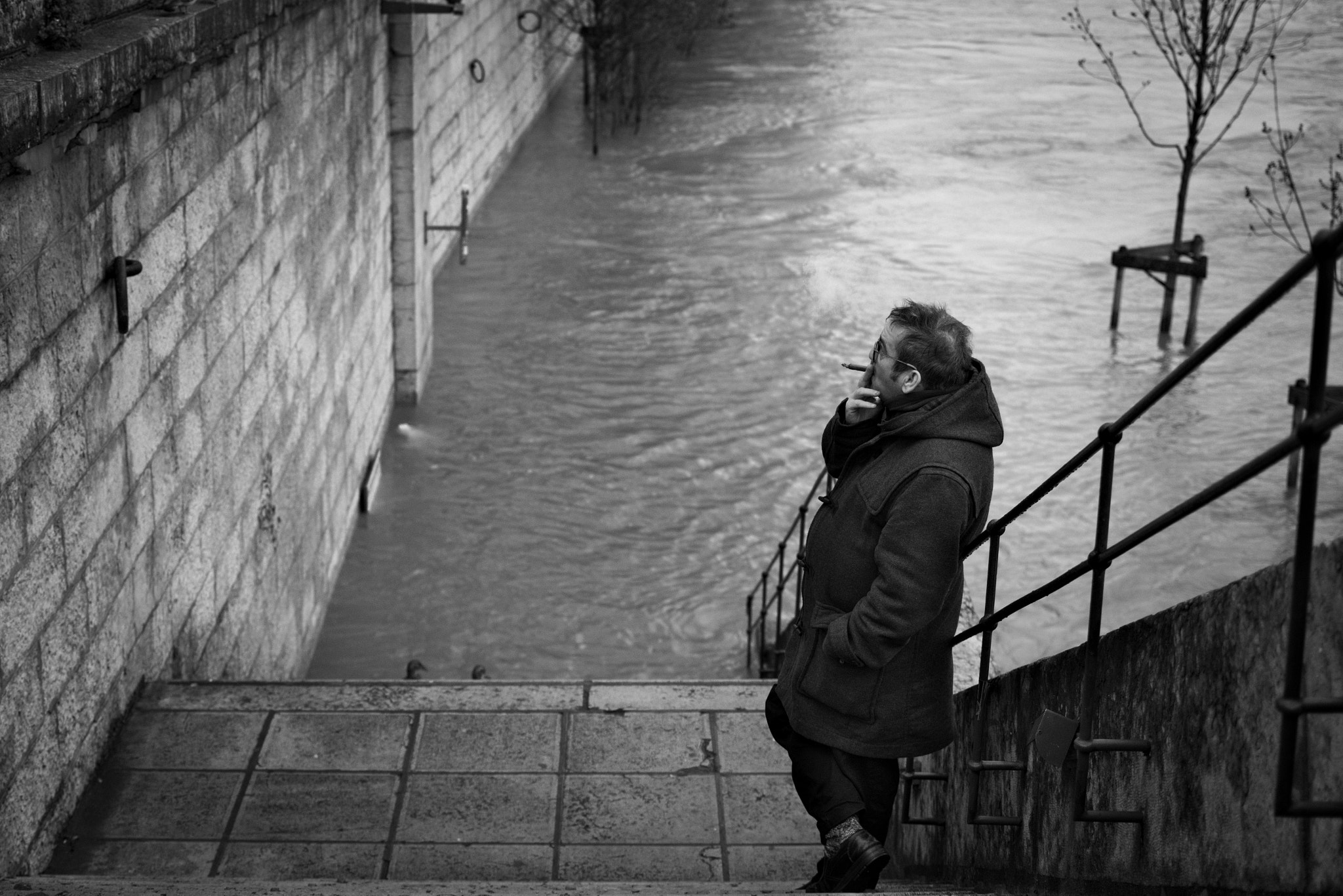 Nikon AF-S DX Nikkor 35mm F1.8G sample photo. Waiting for the end of flood, lyon (france) photography