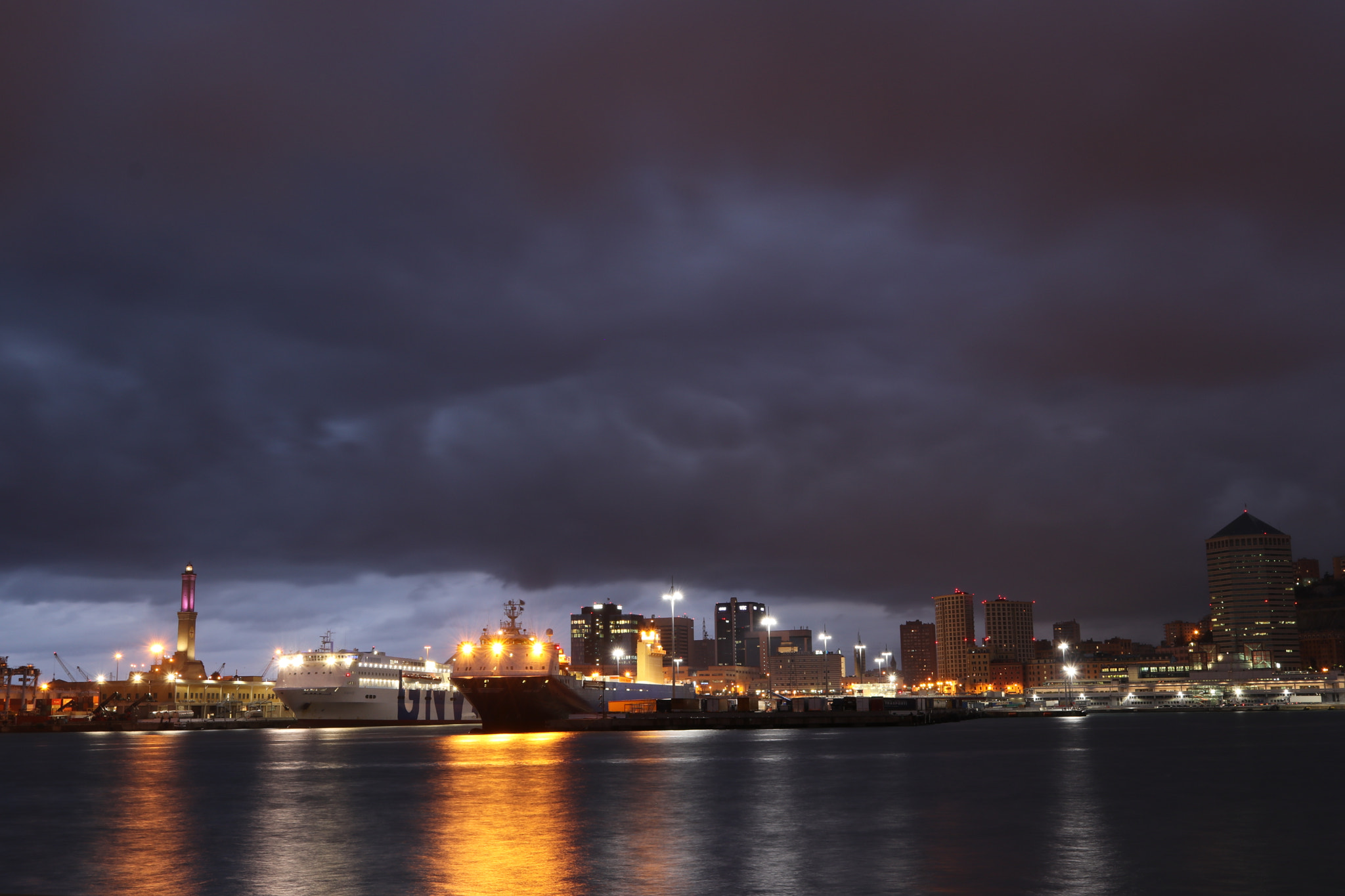 Canon EF-S 24mm F2.8 STM sample photo. Nuvole sul porto photography