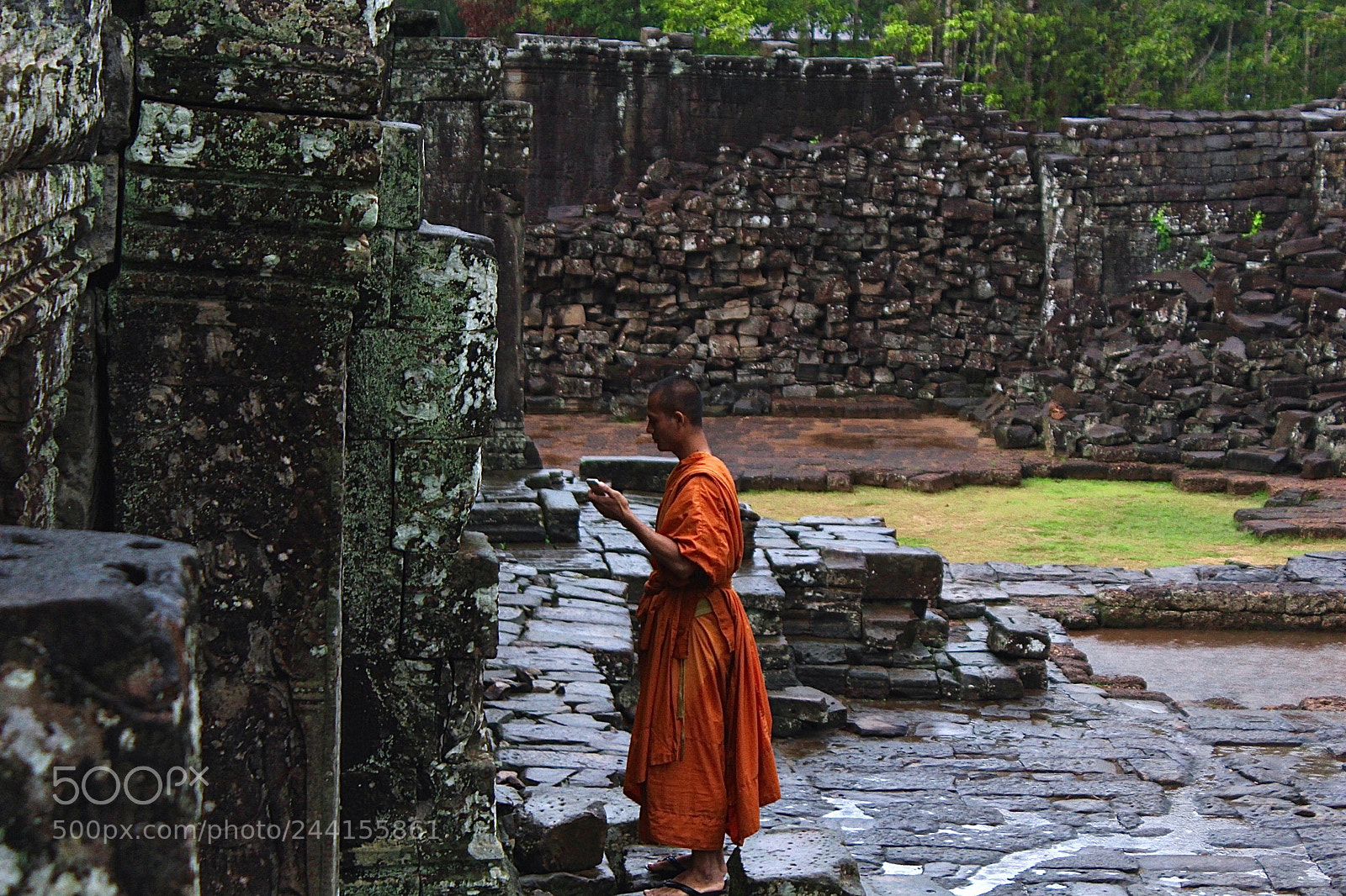 Canon EOS 100D (EOS Rebel SL1 / EOS Kiss X7) sample photo. Buddhist monk photography