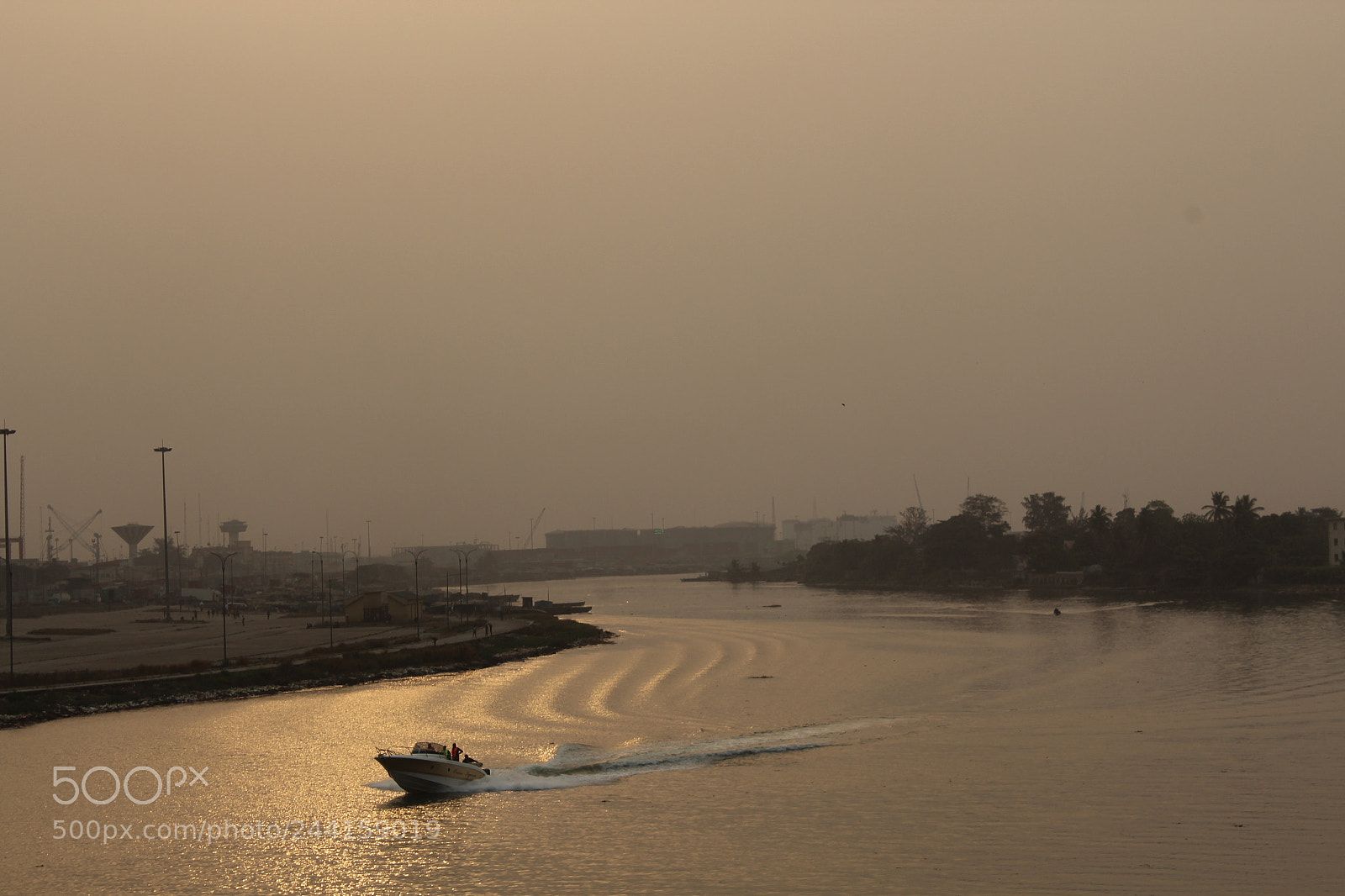 Canon EOS 1300D (EOS Rebel T6 / EOS Kiss X80) sample photo. Sunset a  speed boat photography