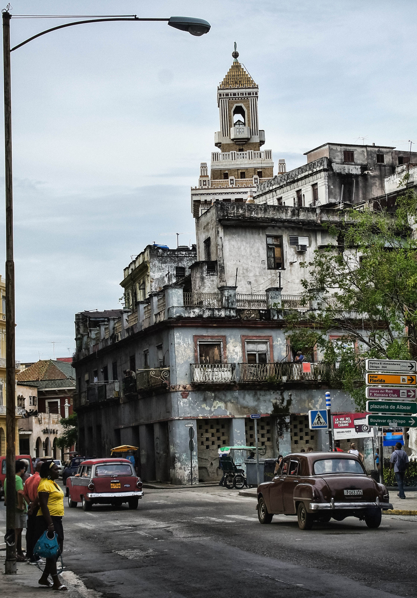 Sony Alpha DSLR-A560 sample photo. A street in havana photography