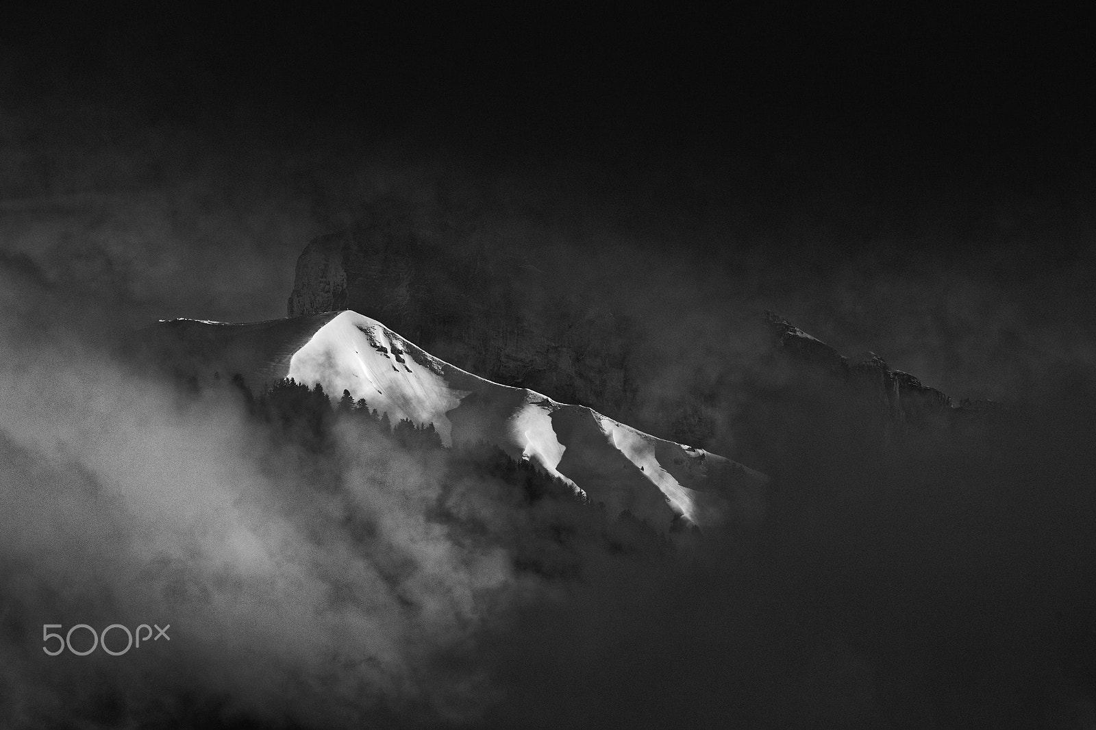 Nikon AF-S Nikkor 200-500mm F5.6E ED VR sample photo. Behind the clouds photography