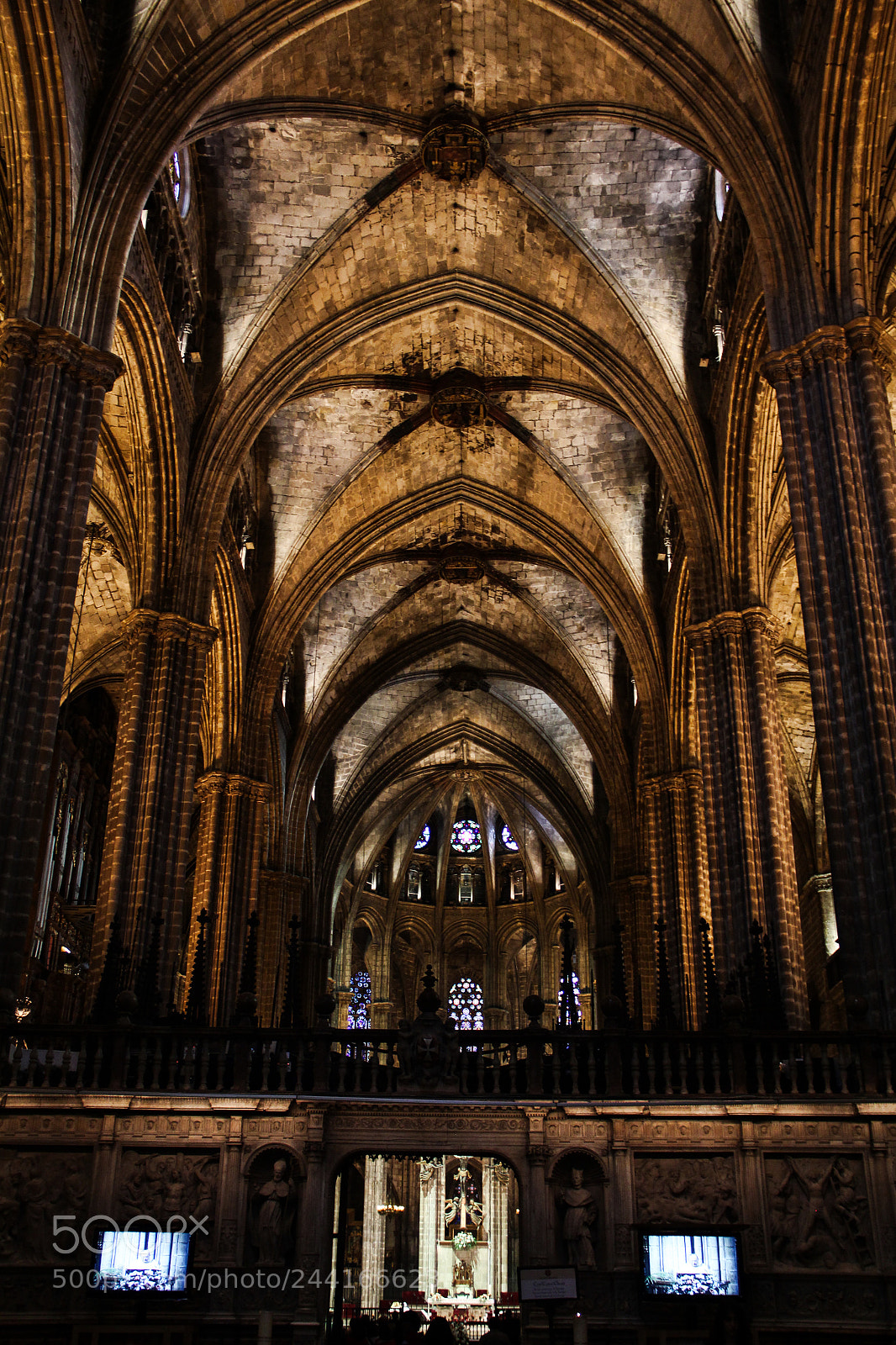 Canon EOS 550D (EOS Rebel T2i / EOS Kiss X4) sample photo. Barcelona's cathedral photography