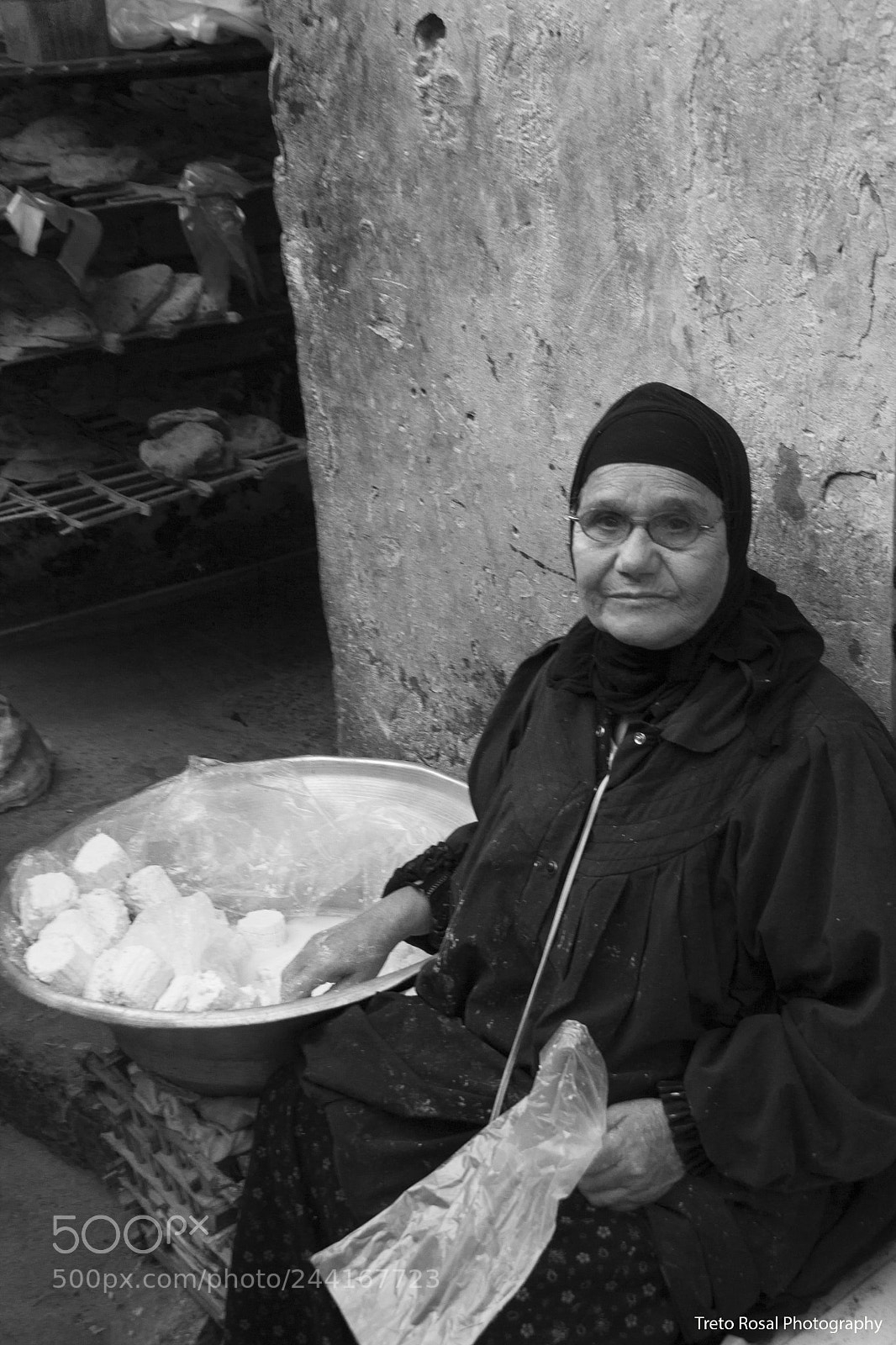Canon EOS 1100D (EOS Rebel T3 / EOS Kiss X50) sample photo. Woman selling cheese in photography