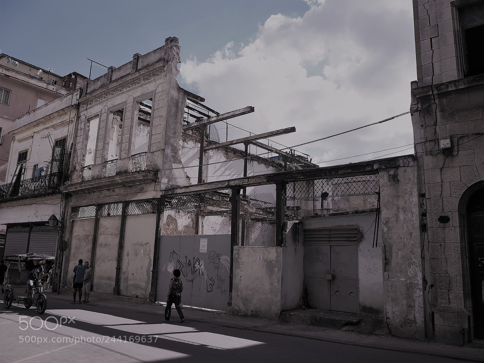 Olympus OM-D E-M10 II sample photo. Living beside a collapse photography
