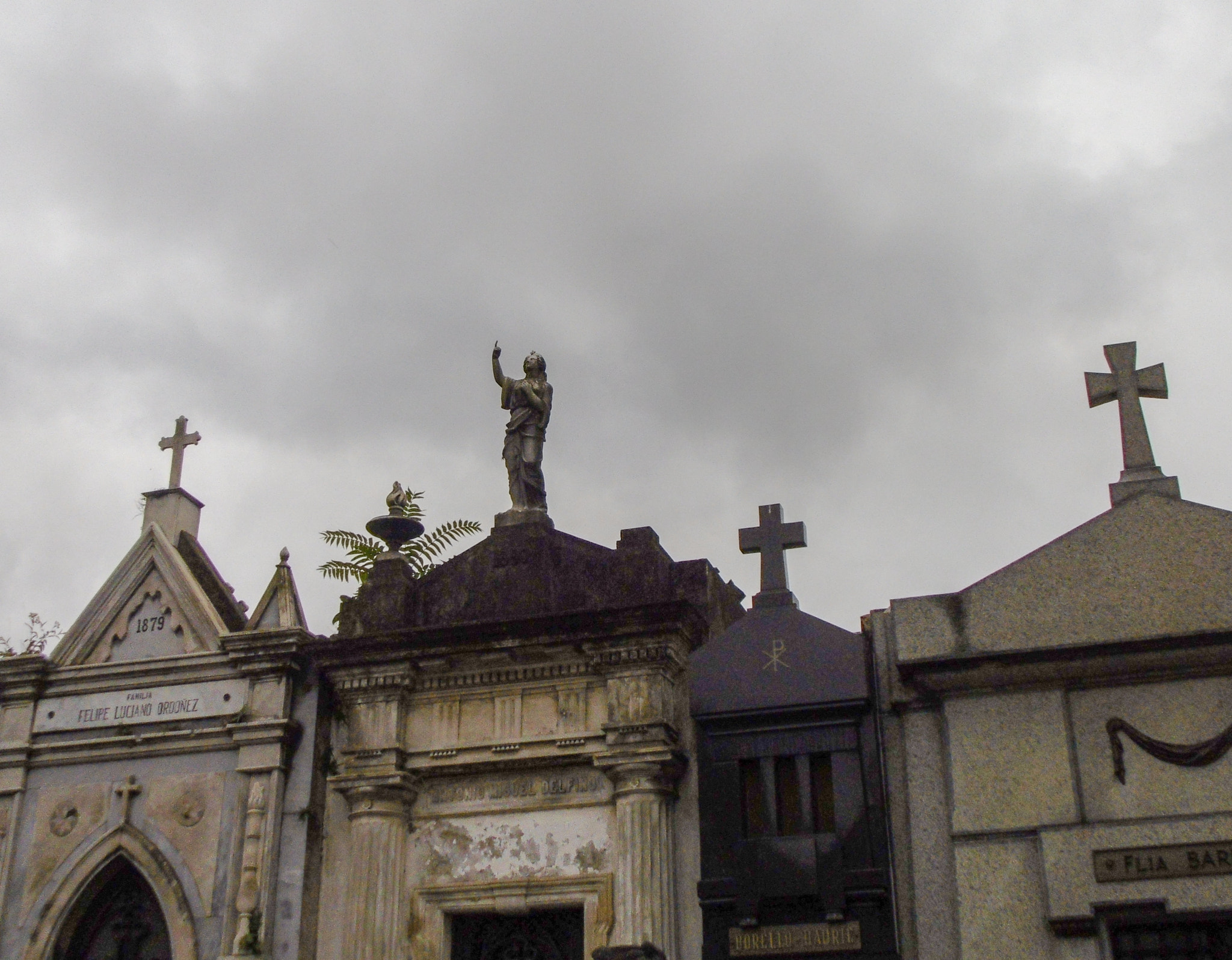 Panasonic Lumix DMC-LZ40 sample photo. Caminando por el cementerio la recoleta. photography