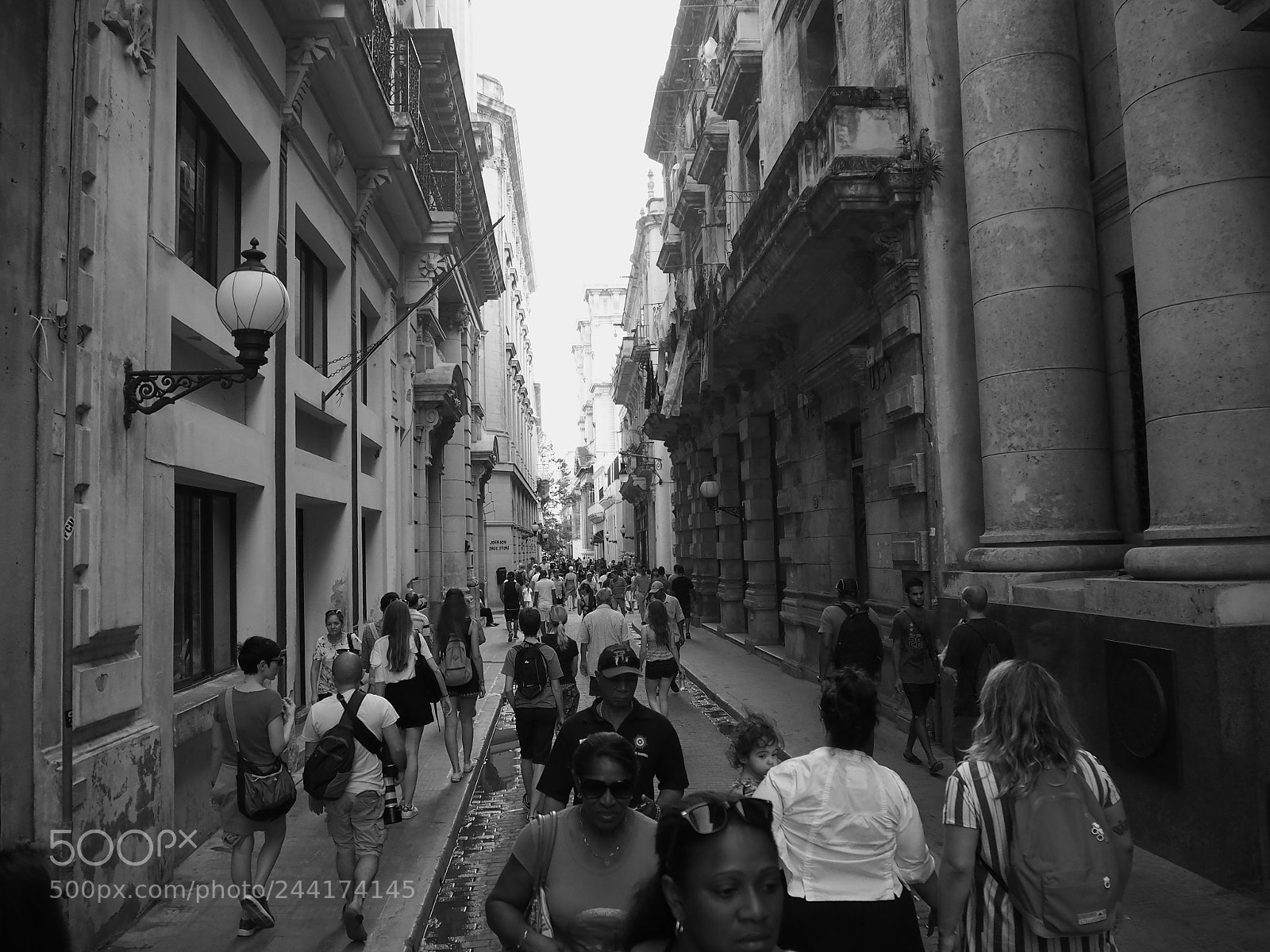 Olympus OM-D E-M10 II sample photo. Pedestrian street in havana photography