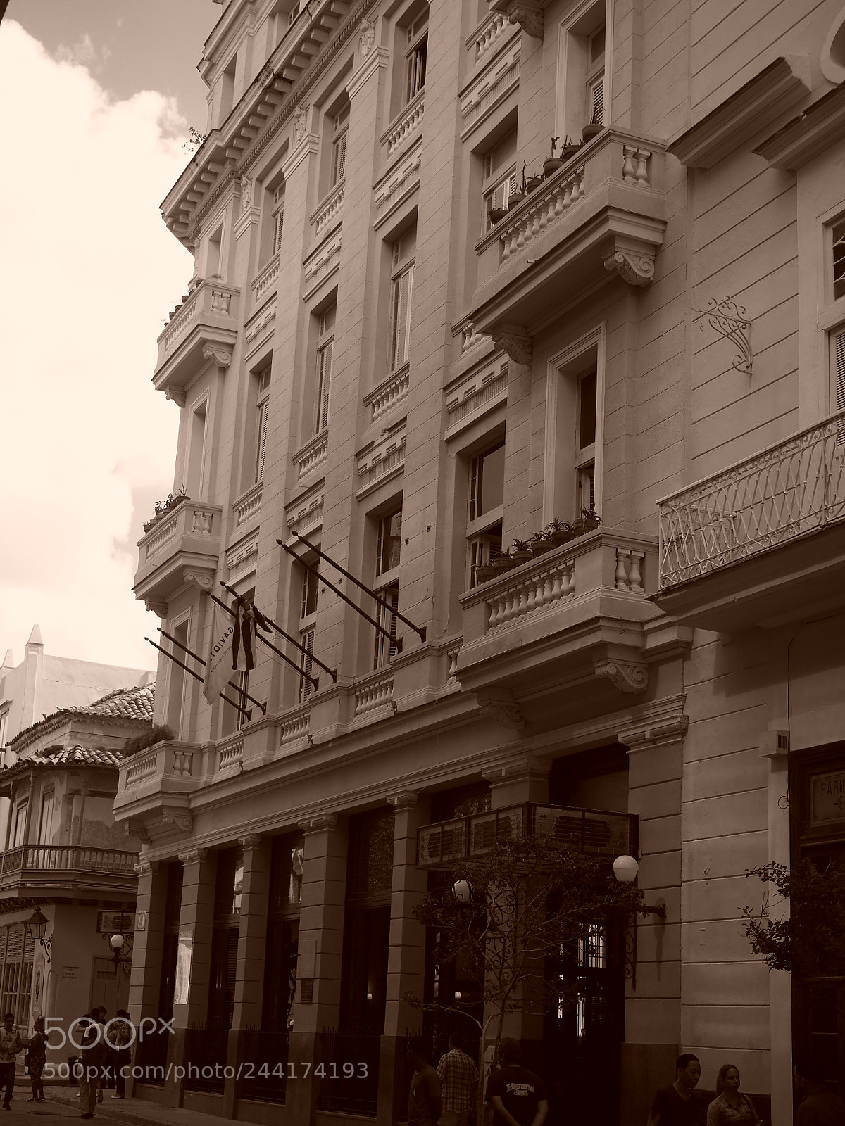 Olympus OM-D E-M10 II sample photo. Hotel ambos mundos. vintage photography