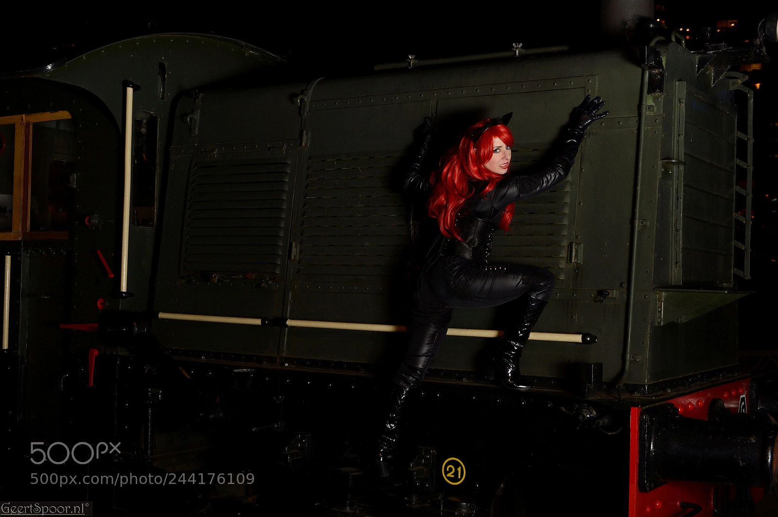 Nikon D4 sample photo. Climbing the train photography
