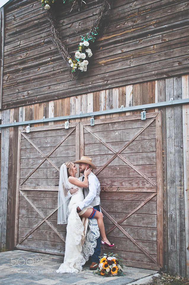 Nikon D5000 sample photo. Barn wedding photography