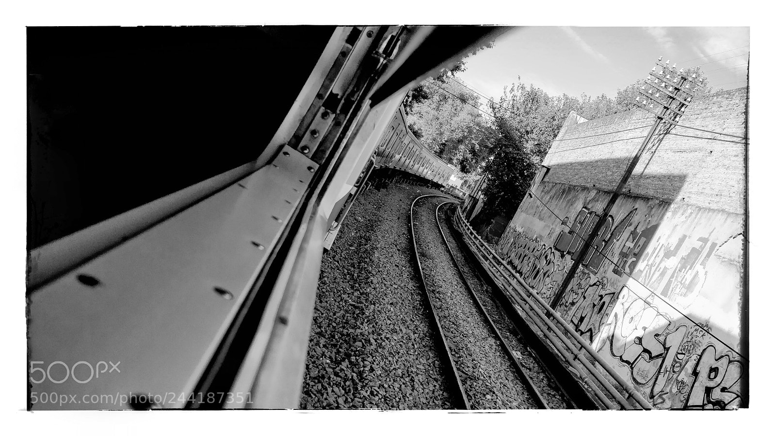 OnePlus 5 sample photo. Comuting black and white photography