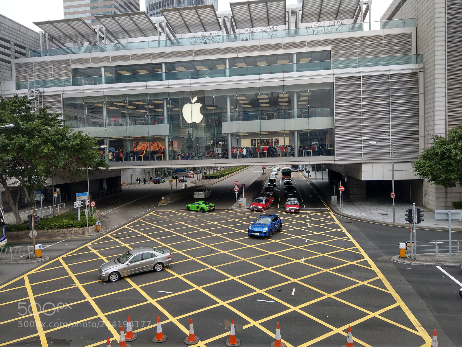 HTC U11 sample photo. Shopping mall photography
