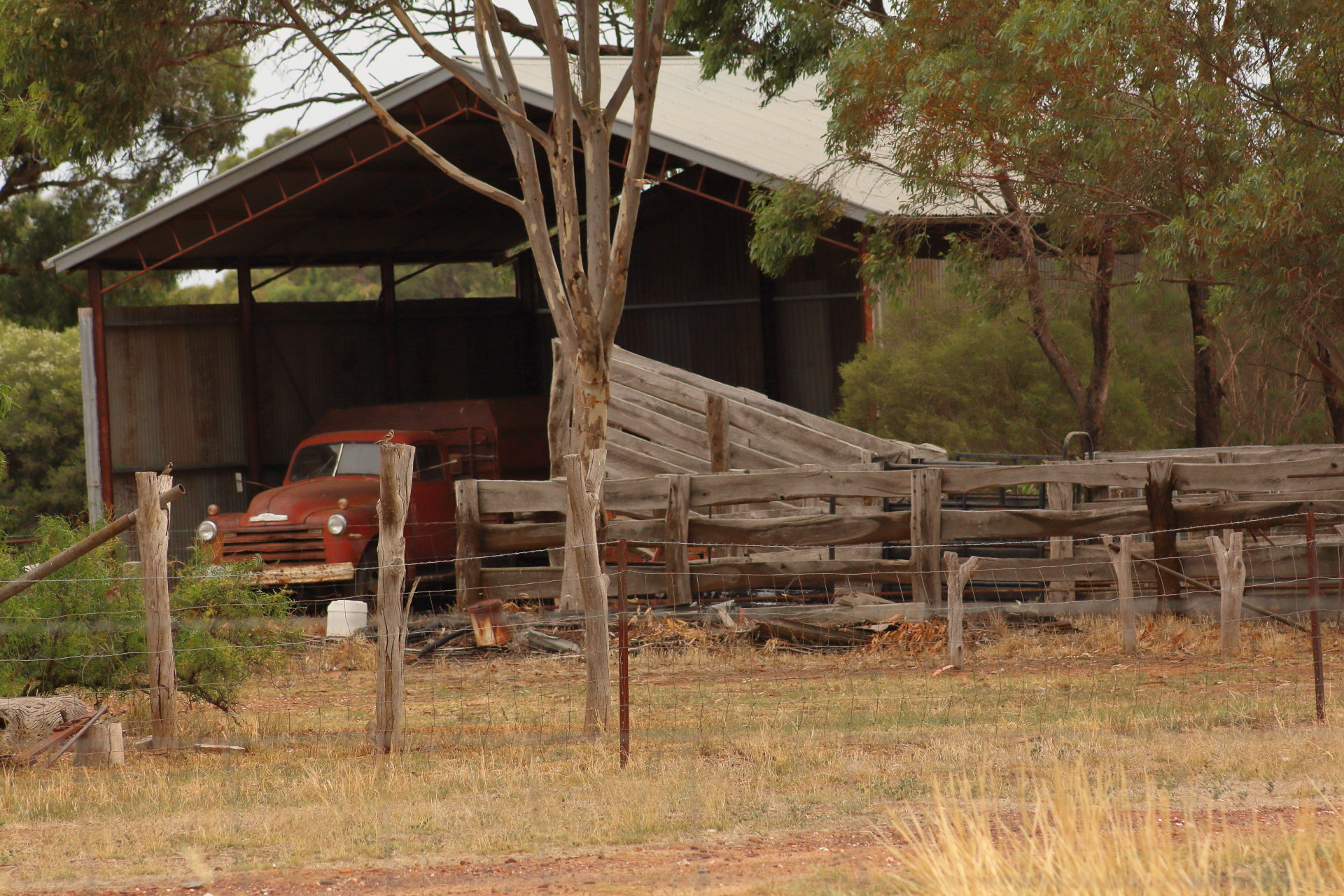 Canon EOS 650D (EOS Rebel T4i / EOS Kiss X6i) + EF75-300mm f/4-5.6 sample photo. Truck n yard photography