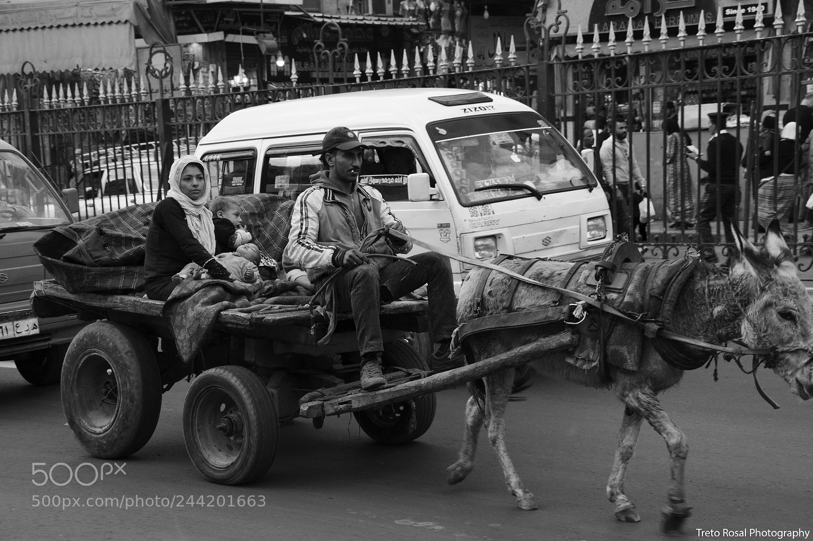 Canon EOS 1100D (EOS Rebel T3 / EOS Kiss X50) sample photo. Family in a cart photography