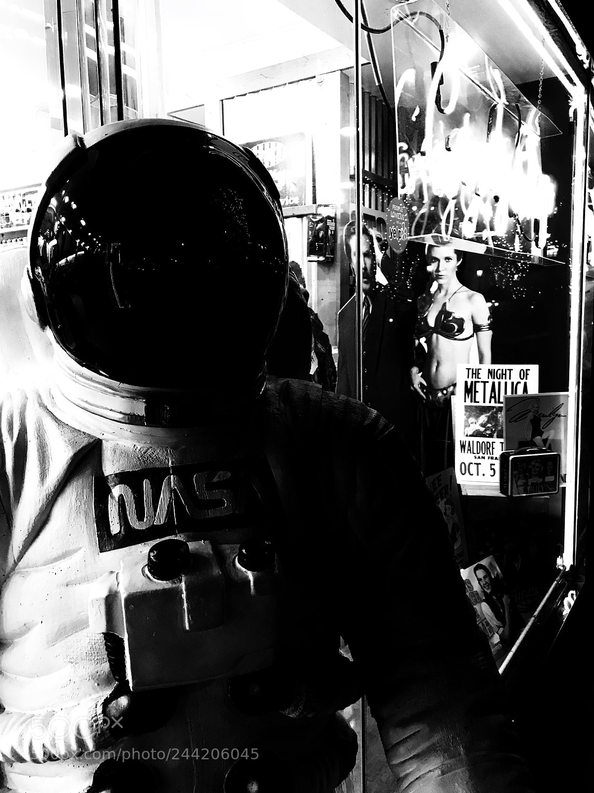 Apple iPhone 7 Plus sample photo. Street astronaut photography