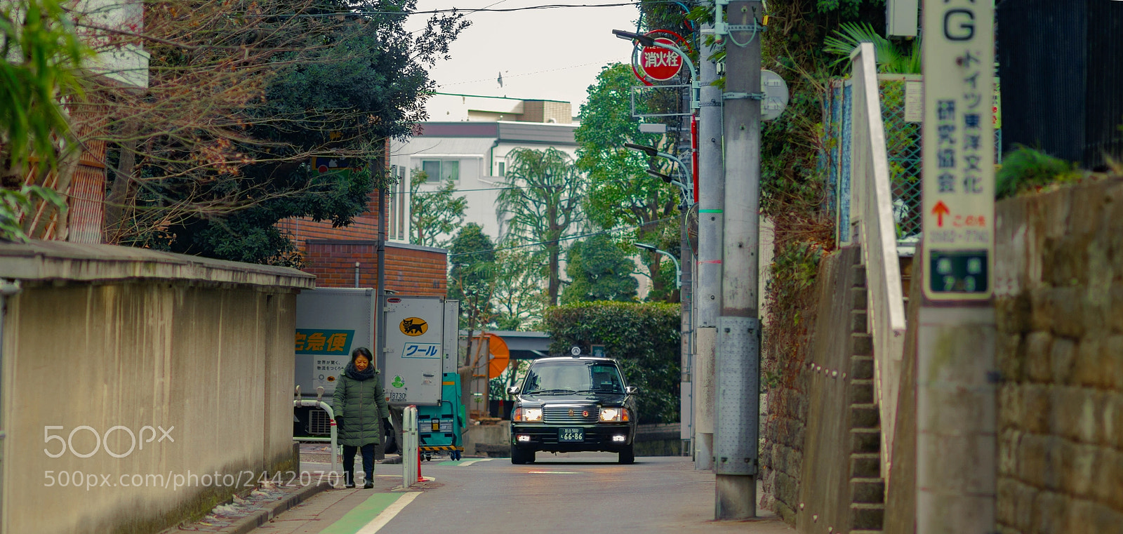 Canon EOS 7D Mark II sample photo. タクシーと小路 photography