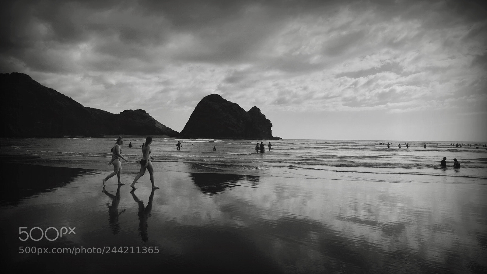Olympus E-300 (EVOLT E-300) sample photo. Walking on piha beach photography
