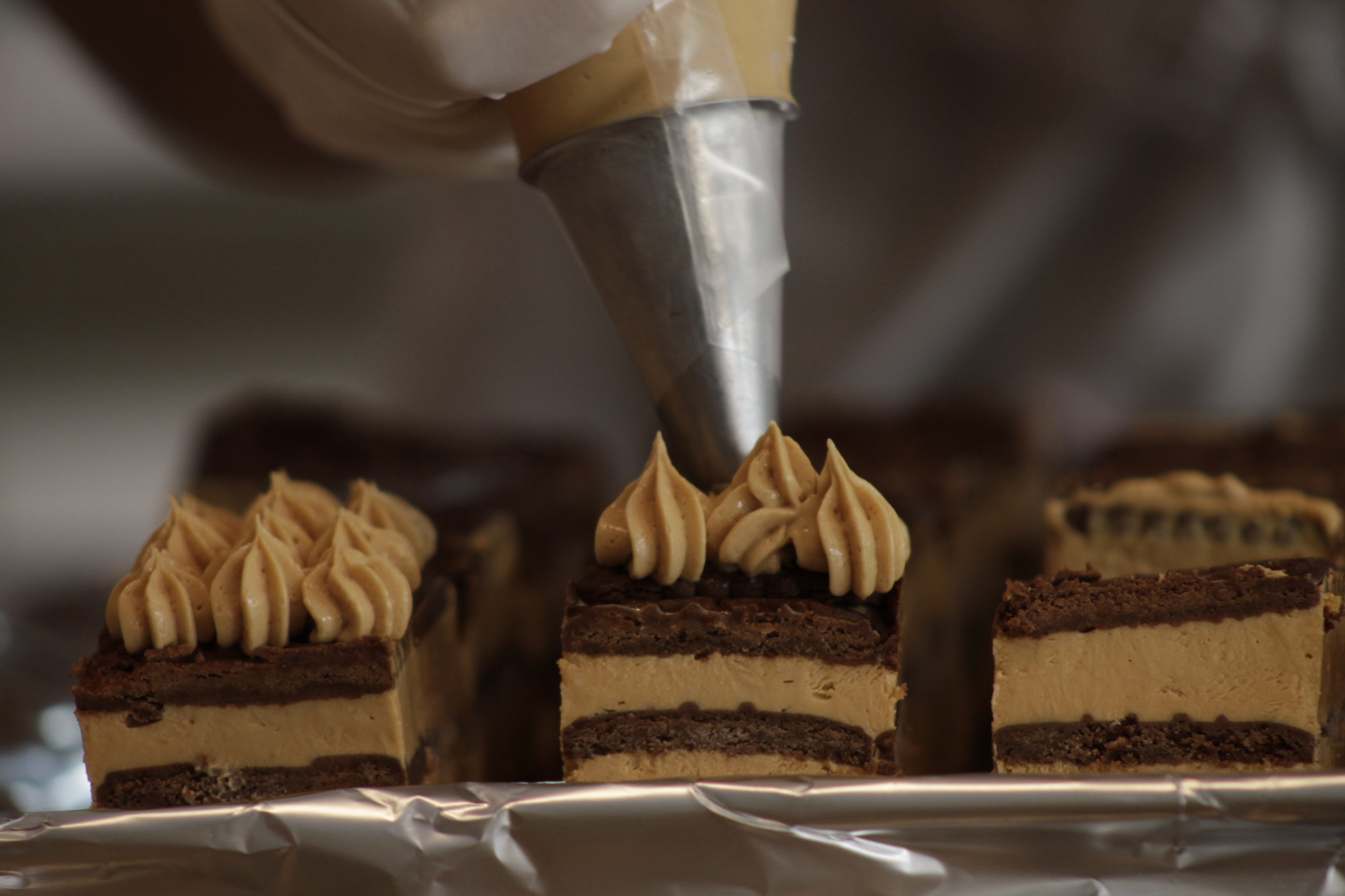 Canon EOS 1100D (EOS Rebel T3 / EOS Kiss X50) + EF75-300mm f/4-5.6 sample photo. Make a very good cake photography