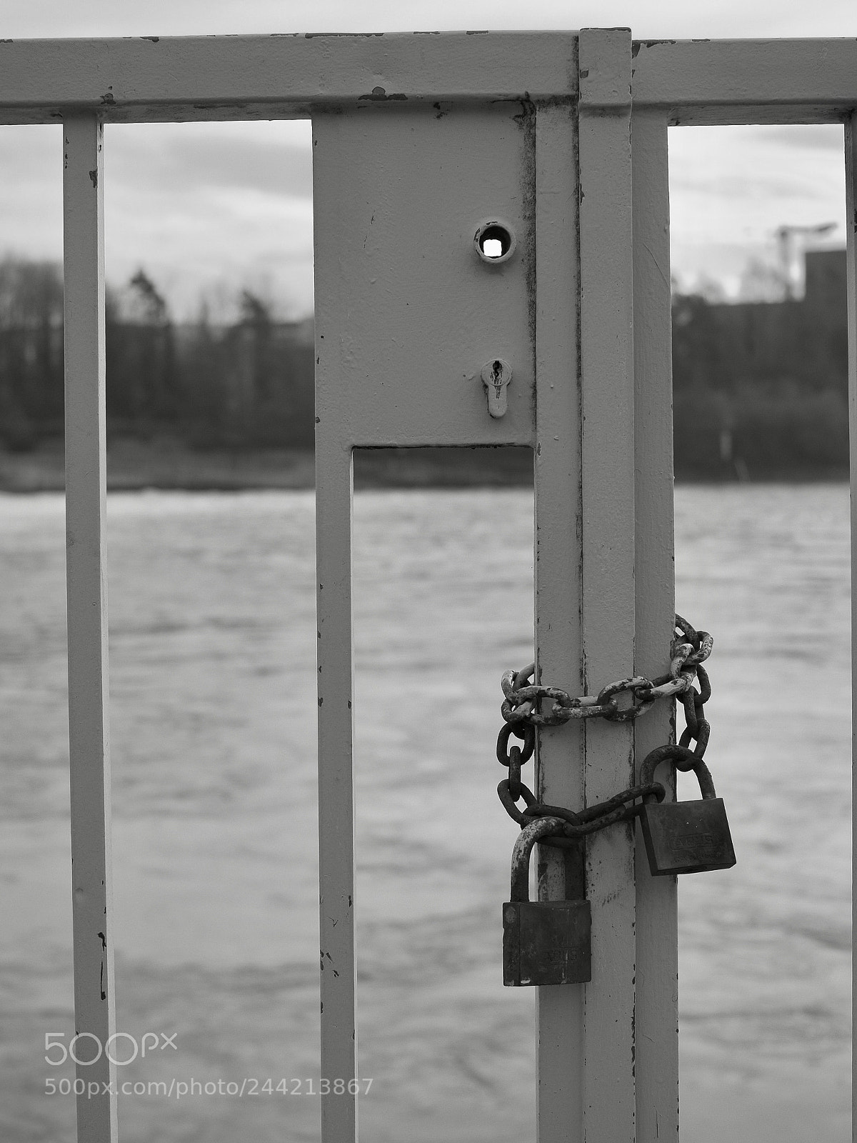 Olympus OM-D E-M10 II sample photo. Lock photography