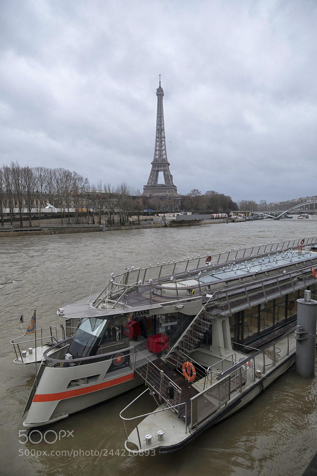 Fujifilm X-T2 sample photo. Moored tourboat and eiffel photography