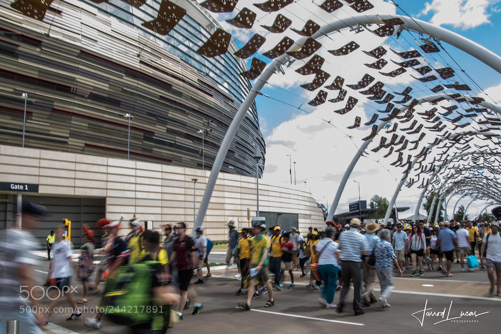 Canon EOS 7D Mark II sample photo. Crowded house photography