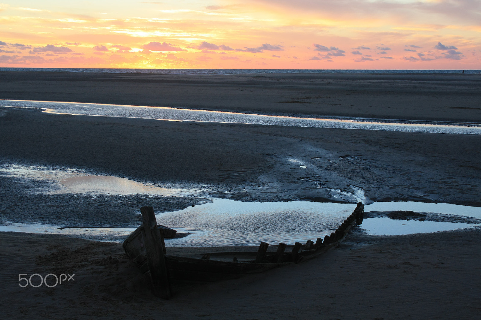 Canon EF 28-200mm F3.5-5.6 USM sample photo. Crepúsculo con restos de patera encallada. photography