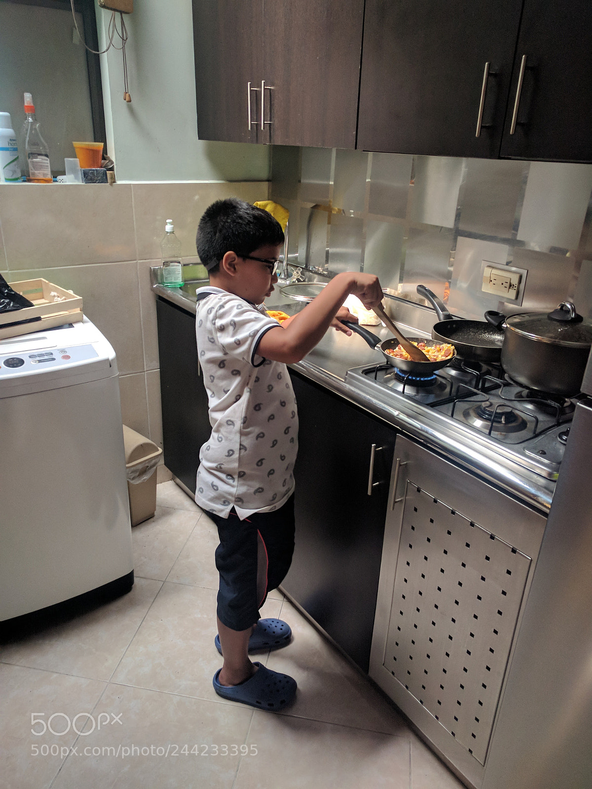 Google Nexus 6P sample photo. Matías cooking photography