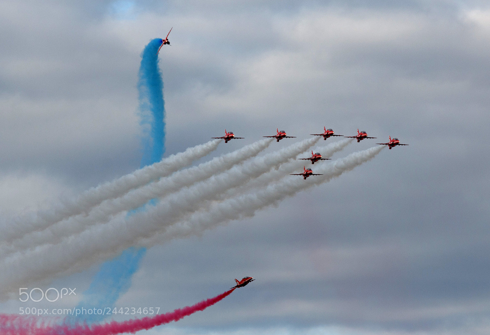 Canon EOS 1200D (EOS Rebel T5 / EOS Kiss X70 / EOS Hi) sample photo. Red arrows photography