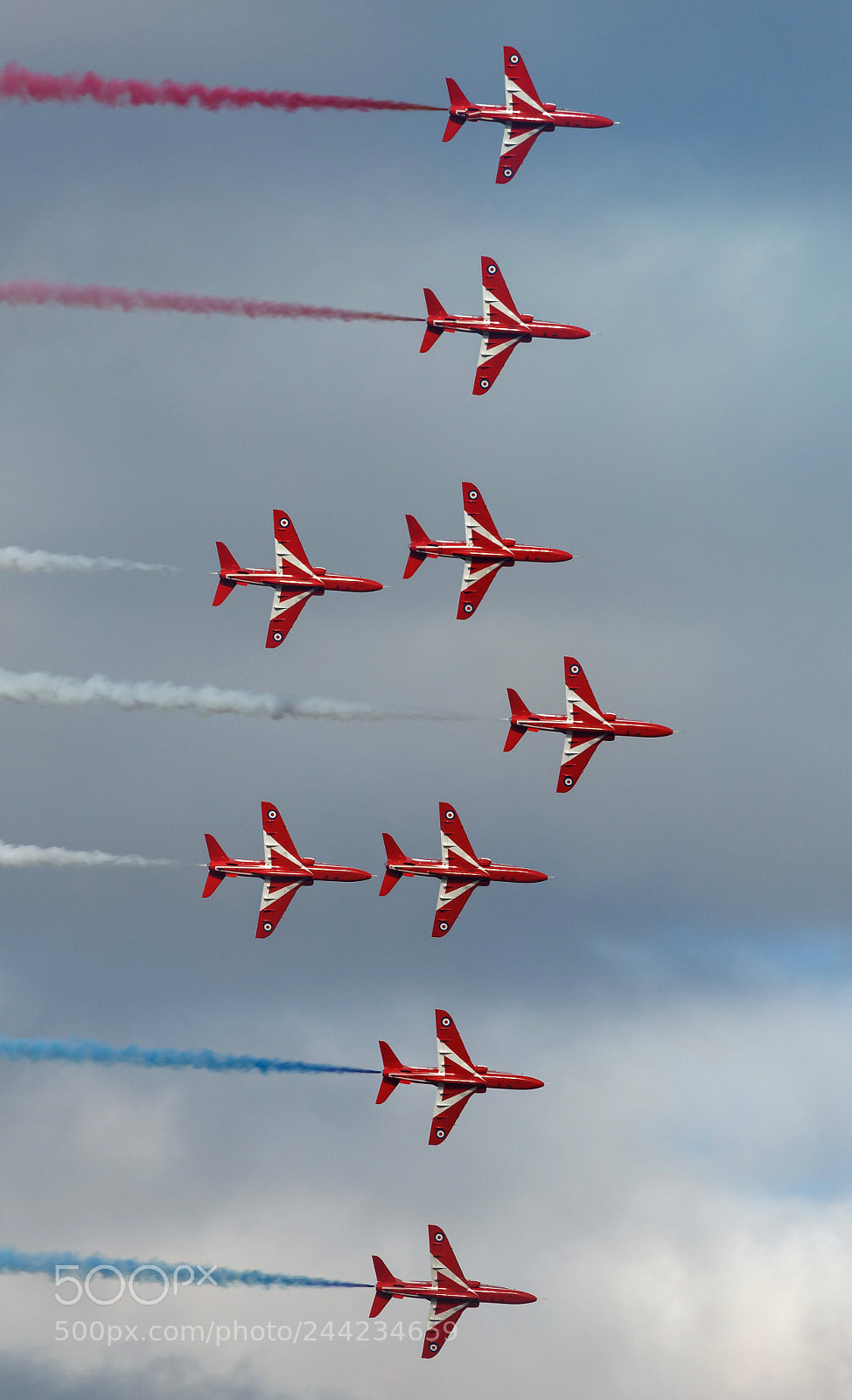 Canon EOS 1200D (EOS Rebel T5 / EOS Kiss X70 / EOS Hi) sample photo. Red arrows full fly photography