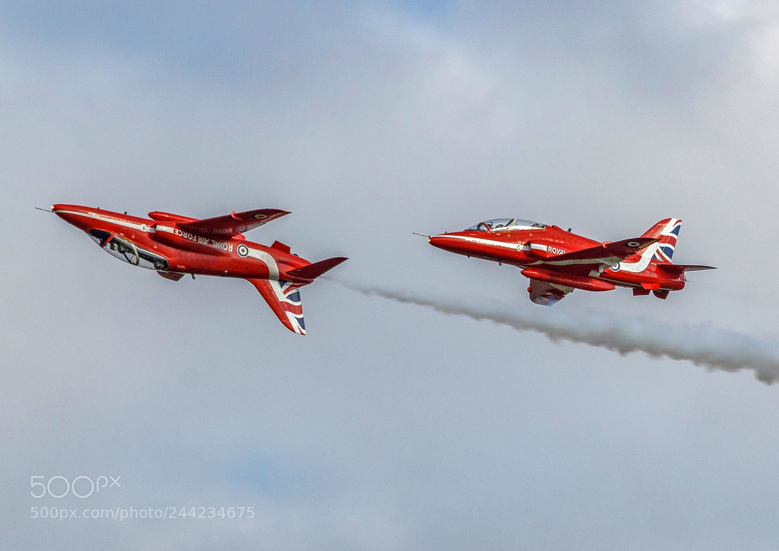 Canon EOS 1200D (EOS Rebel T5 / EOS Kiss X70 / EOS Hi) sample photo. Red arrows mirror photography