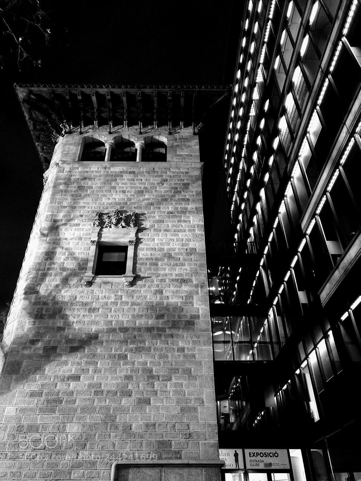 HUAWEI nova plus sample photo. M.g. building barcelona photography