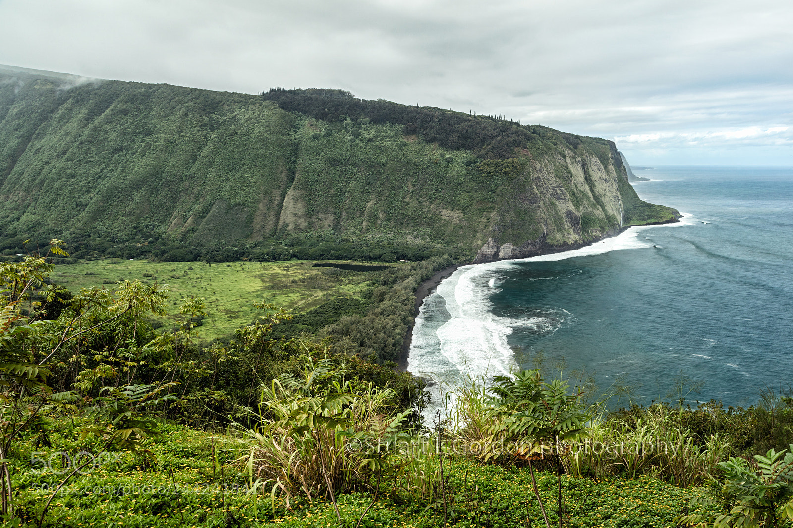 Canon EOS 5DS R sample photo. Waipi'o valley  and coastline photography